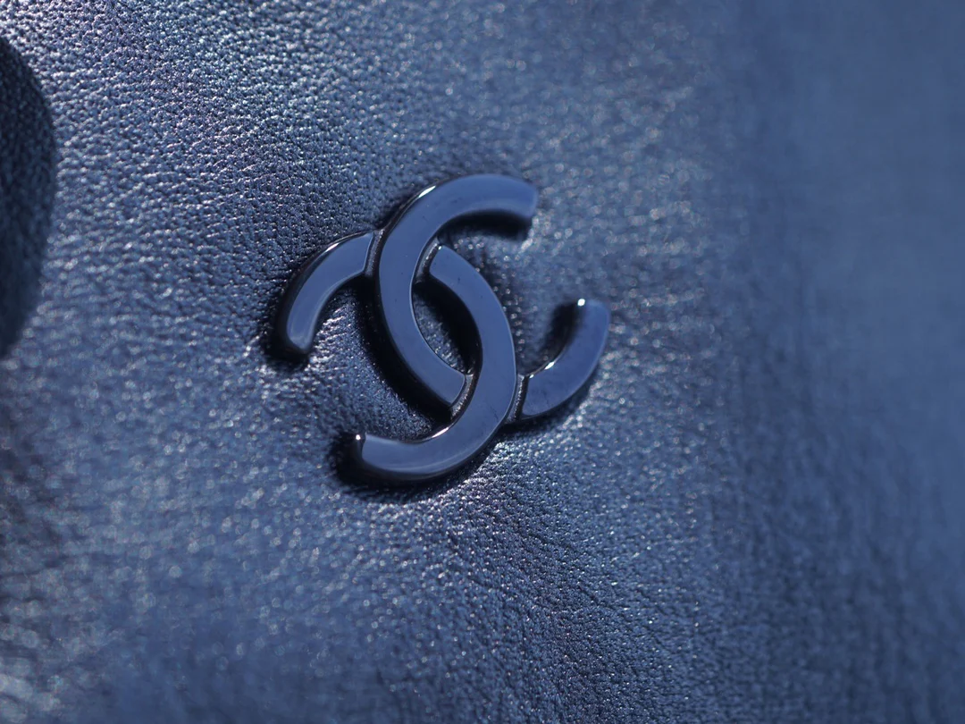 Сумка Chanel 22 - маленькая, металлизированная, синяя.