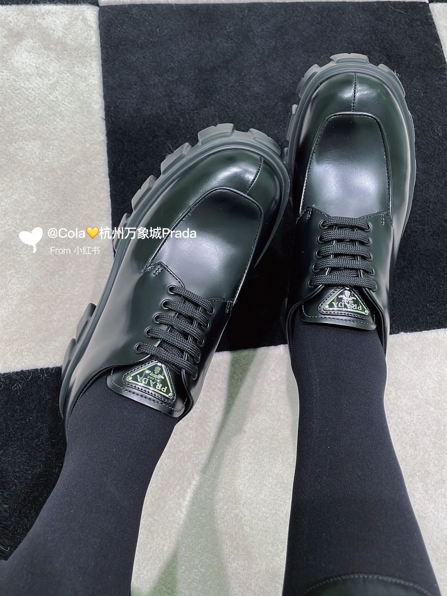 Prada 2024 Туфли на платформе с треугольным логотипом - черные