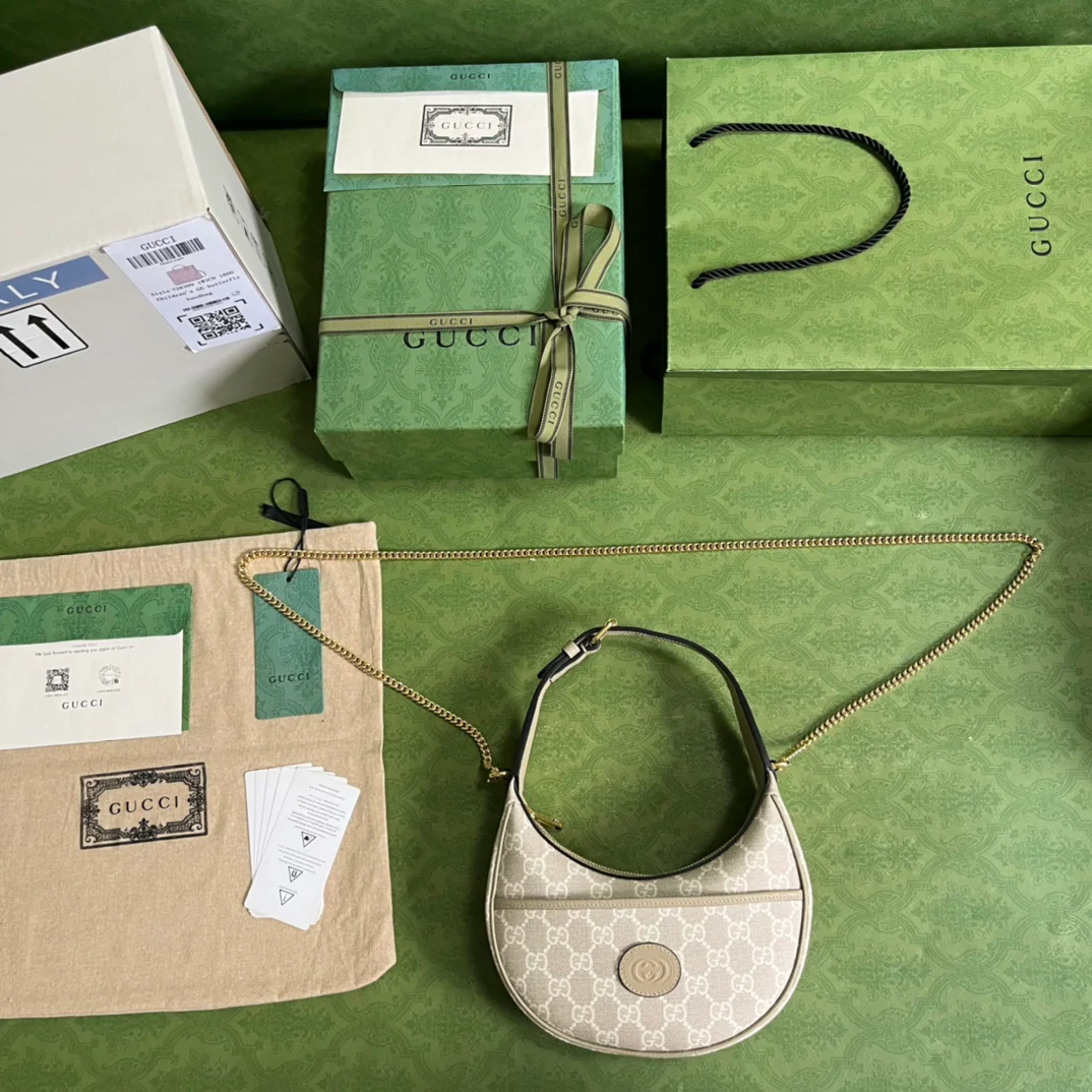 Мини-сумочка Gucci в форме полумесяца, бежевая.