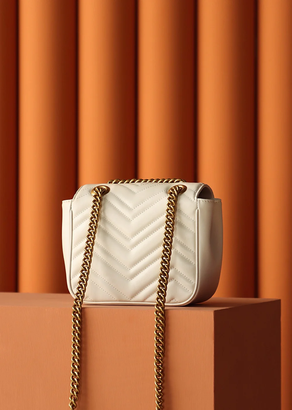 Новинка 2023 года от Gucci - Квадратная сумка-мешок серии GG Marmont - Белая