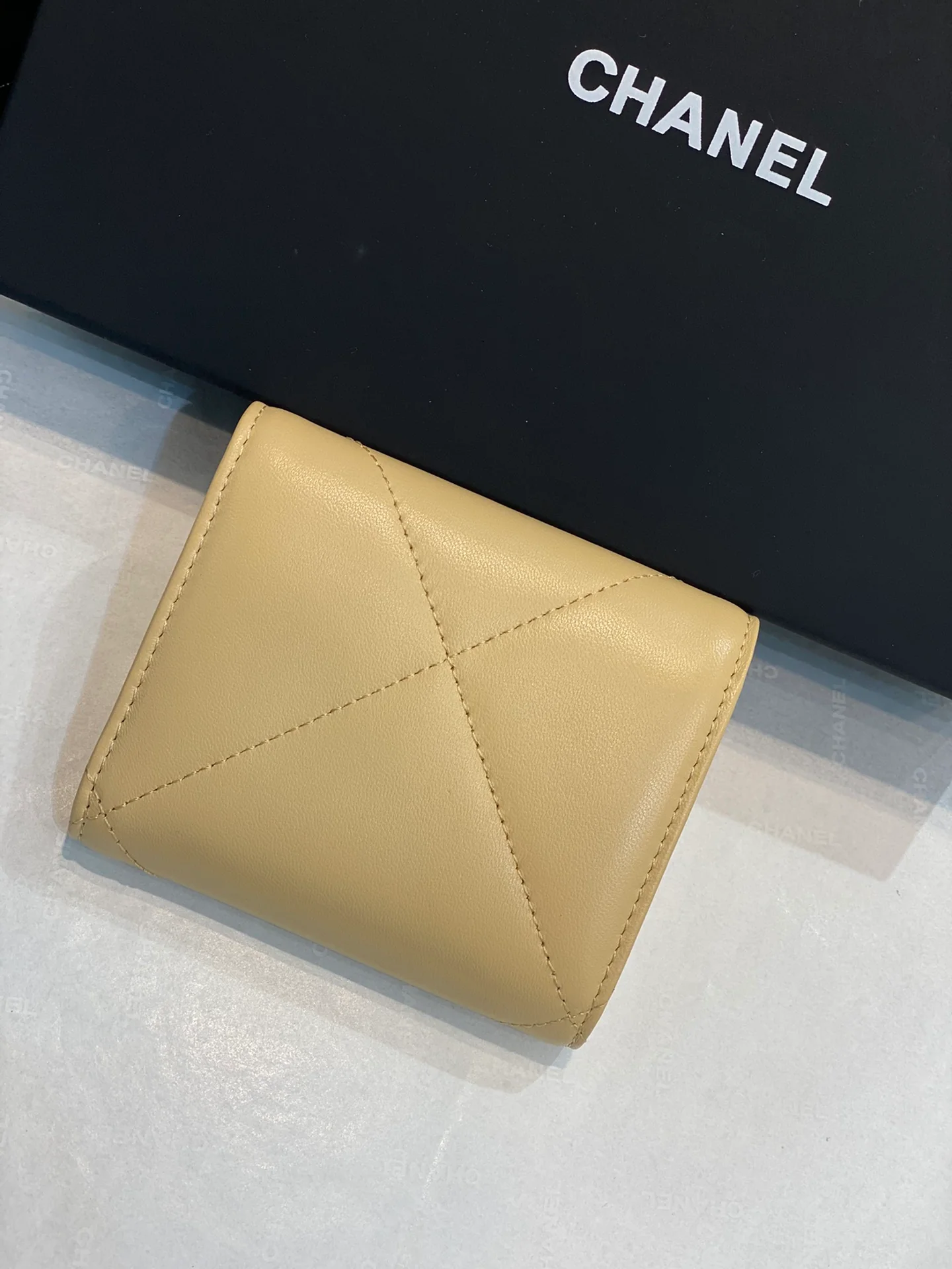 Кошелек-портмоне Chanel серии 19 - желтый