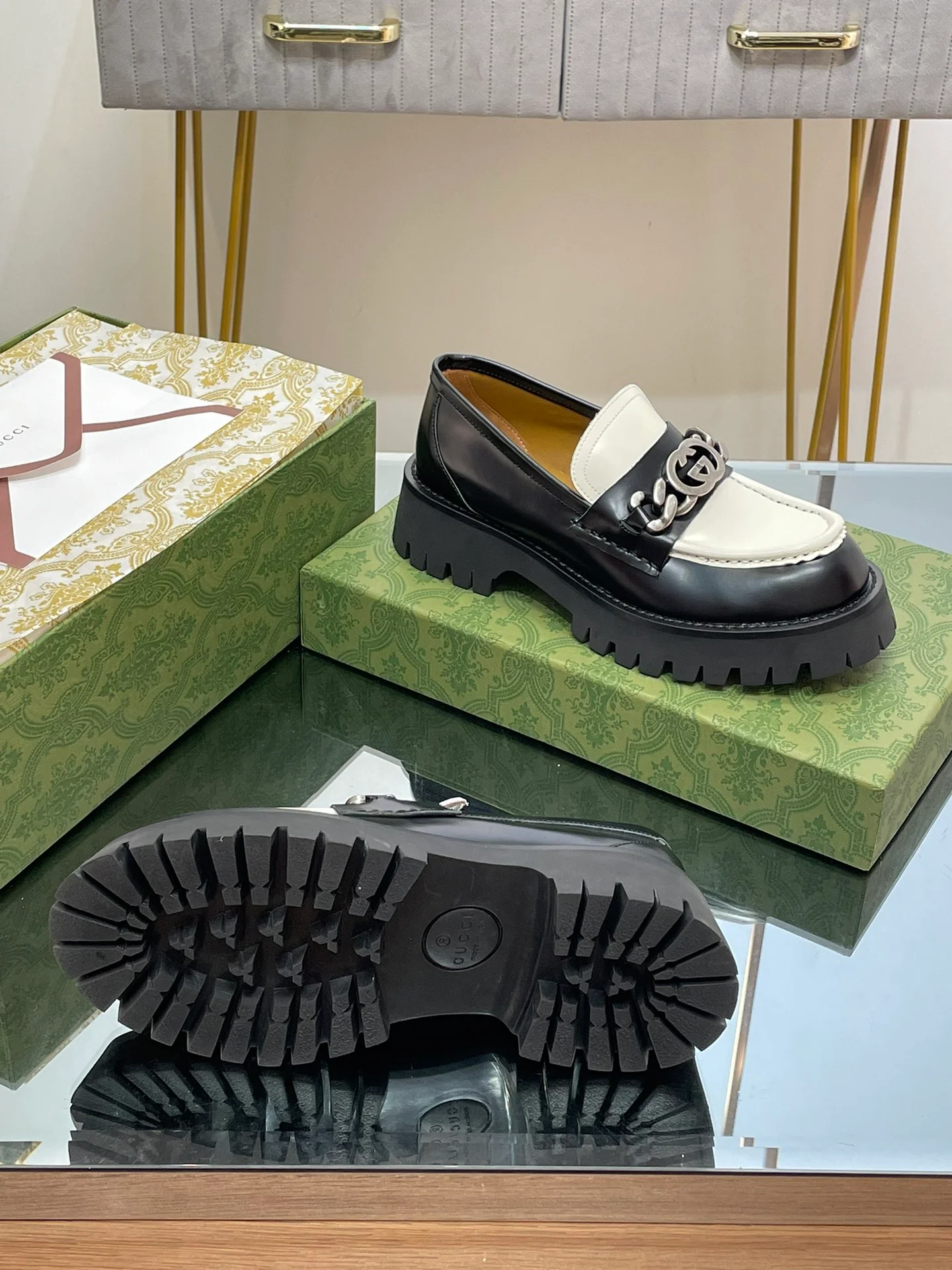 Лоферы Gucci с рифленой подошвой и переплетающимися двойными буквами G.