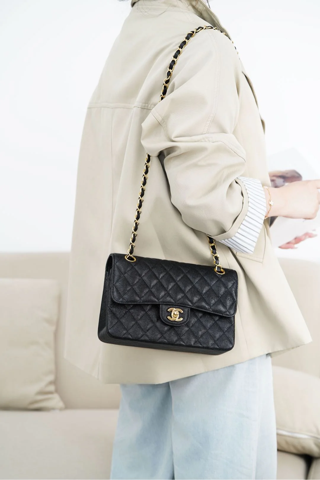 Chanel - Маленький размер, застежка-клапан из телячьей кожи, черный цвет с золотой застежкой.