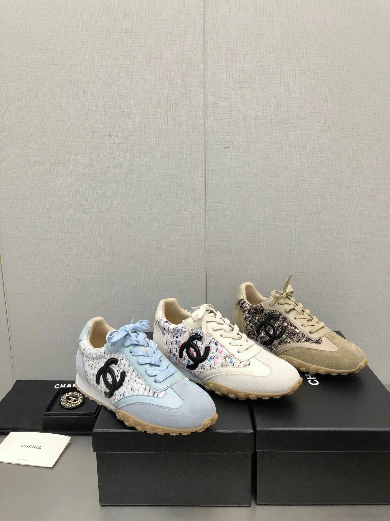 Новинка 2023 года от Chanel - Повседневные кроссовки - Белые
