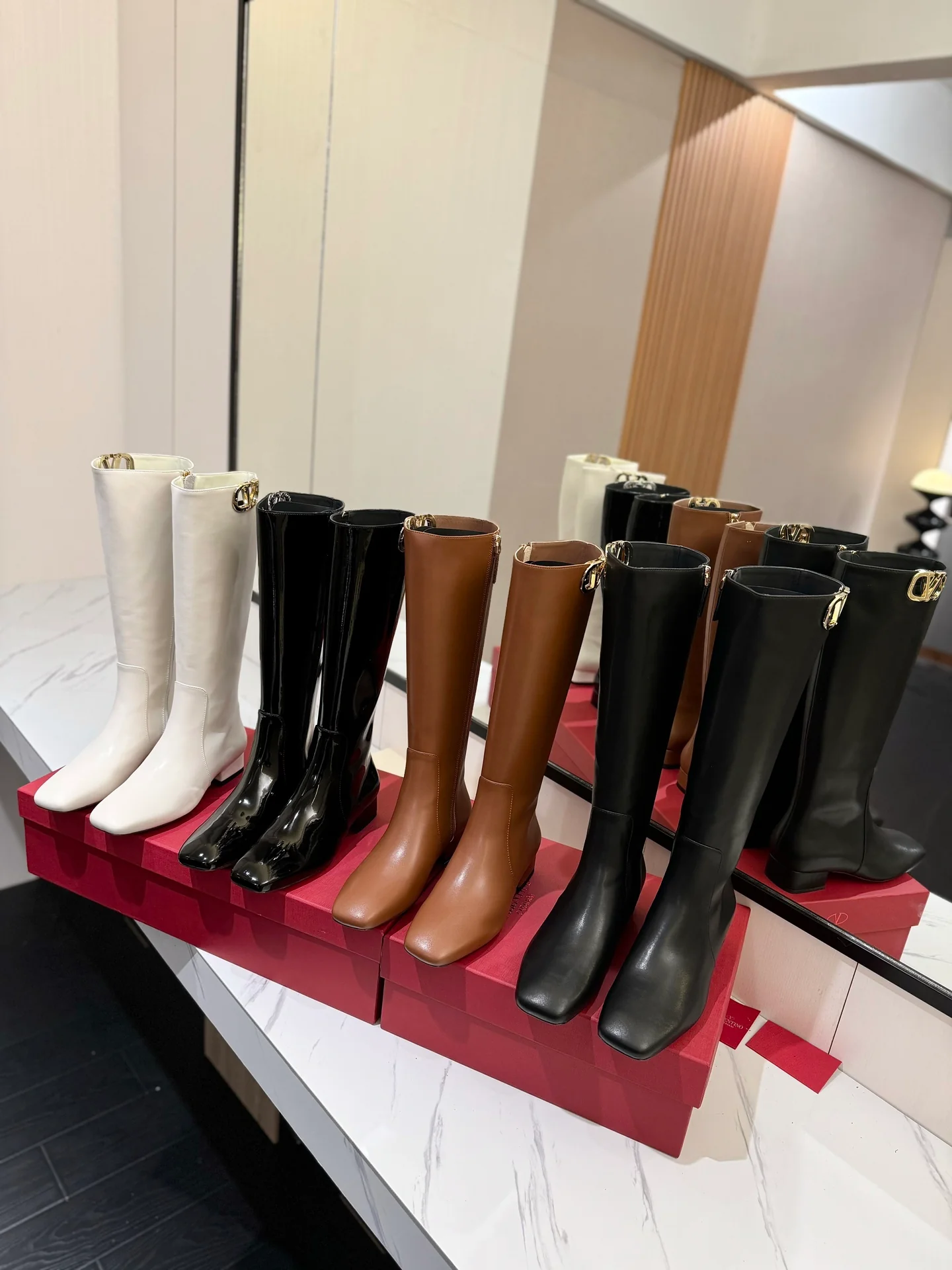 Кожаные сапоги Valentino 2024 — изображение из коллекции