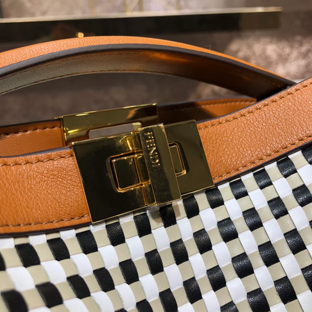 Маленькая кожаная сумка Fendi Peekaboo в клетку