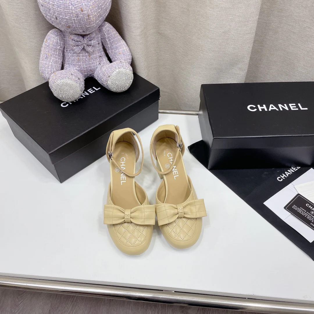 Chanel - Туфли на массивном каблуке с закрытым носком