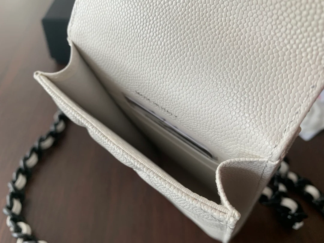 Chanel - Сумка для телефона - Белая кожа с зернистой текстурой - Черная пряжка