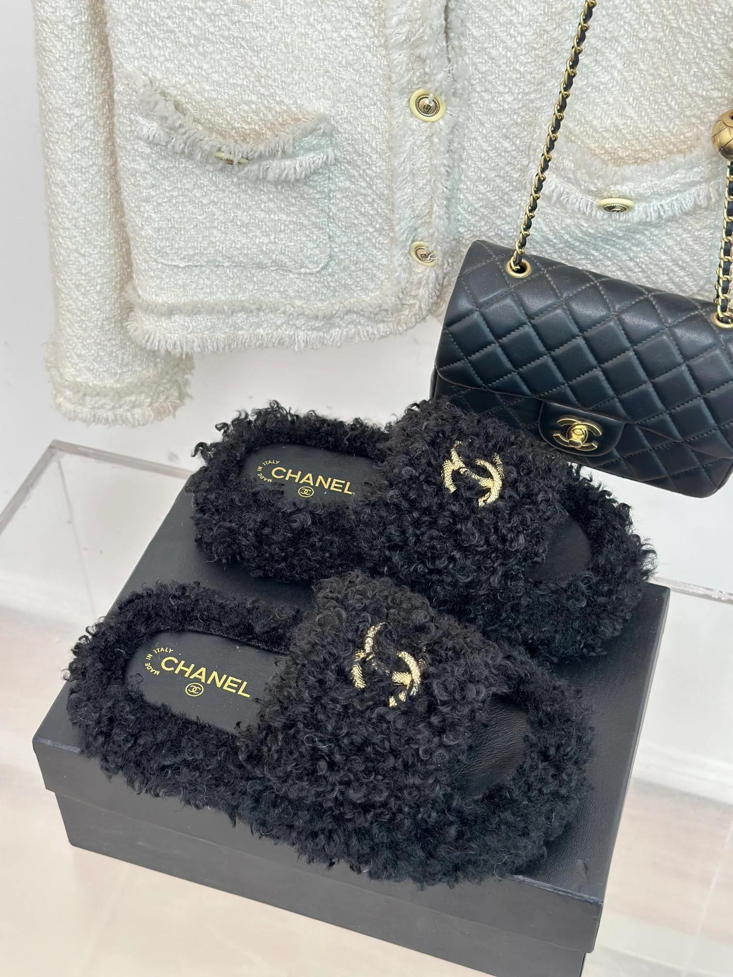 Новинка 2023 года от Chanel - Шерстяные меховые тапочки