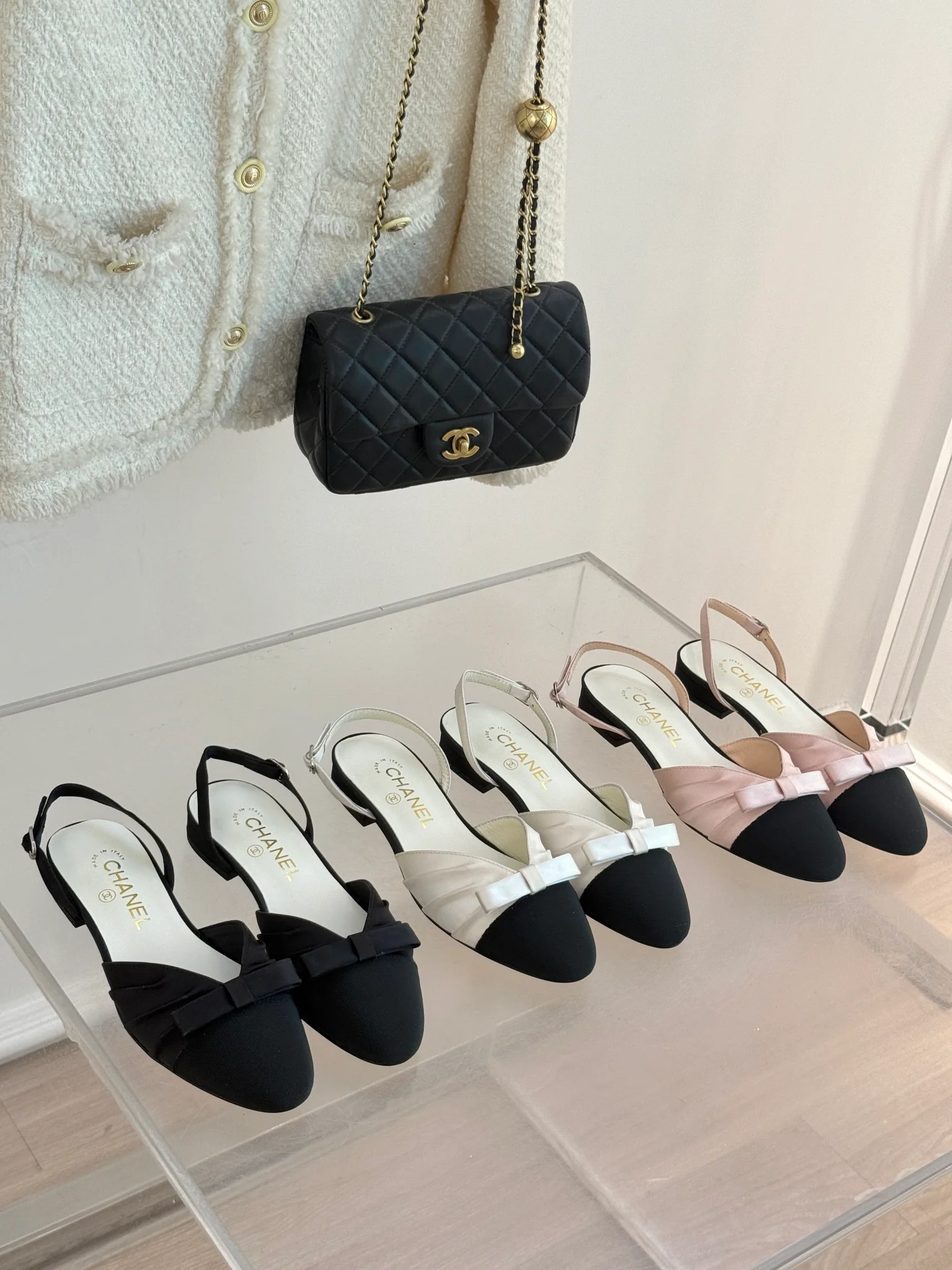 Сандалии Chanel 2024 из атласа с бантом - изображение из коллекции