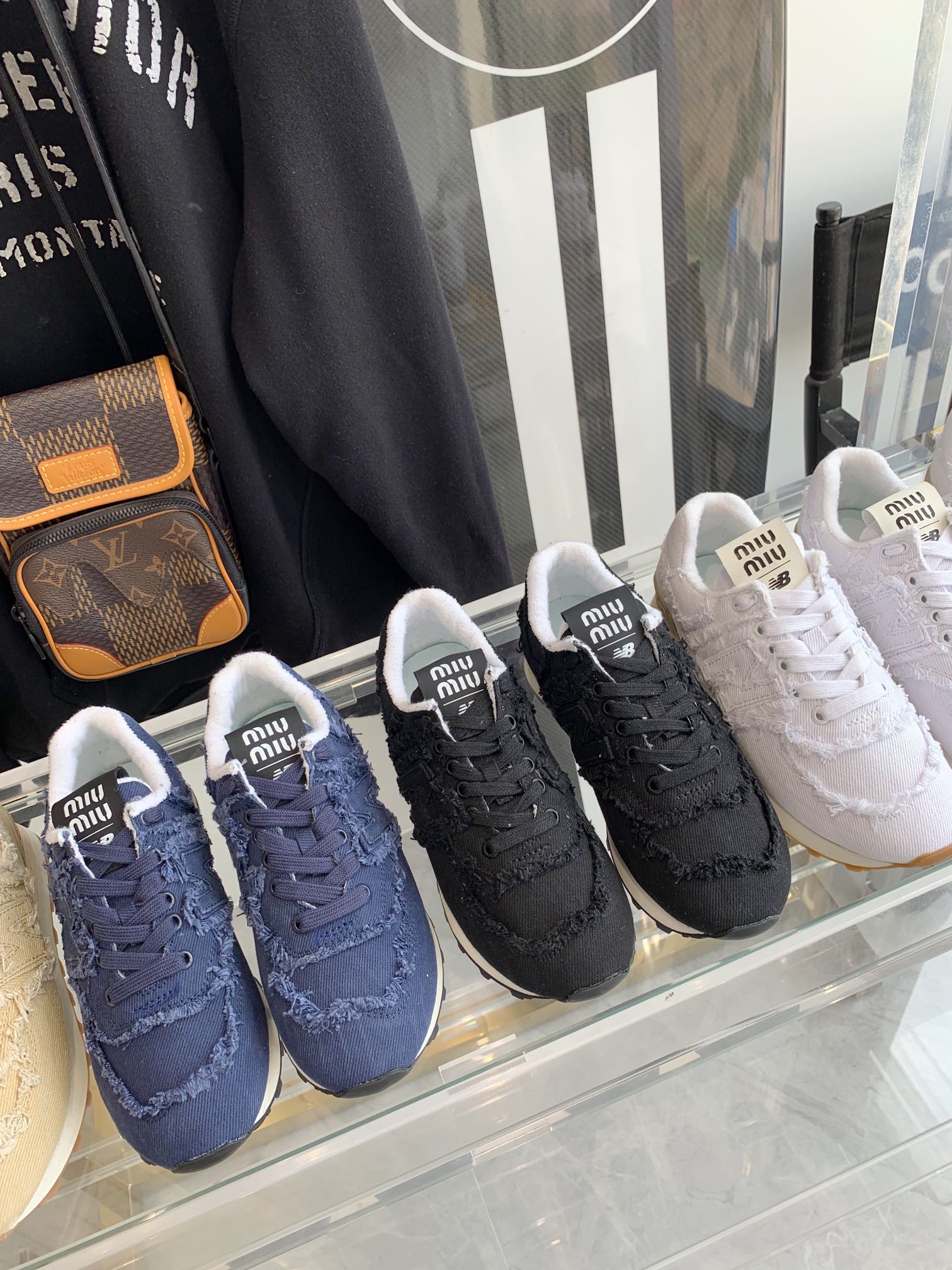 Изображение коллекции повседневной обуви и кроссовок, созданной в сотрудничестве с Miu Miu.