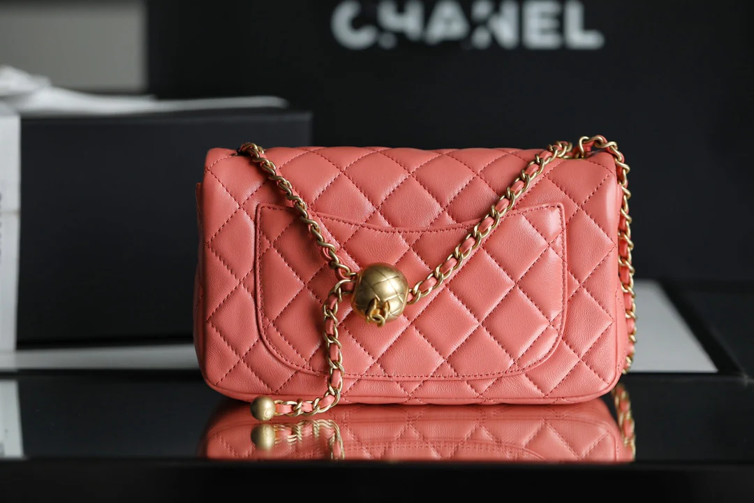 Chanel - Золотистая сумка-клапан с шариком из углеродного волокна - Кораллово-розовая