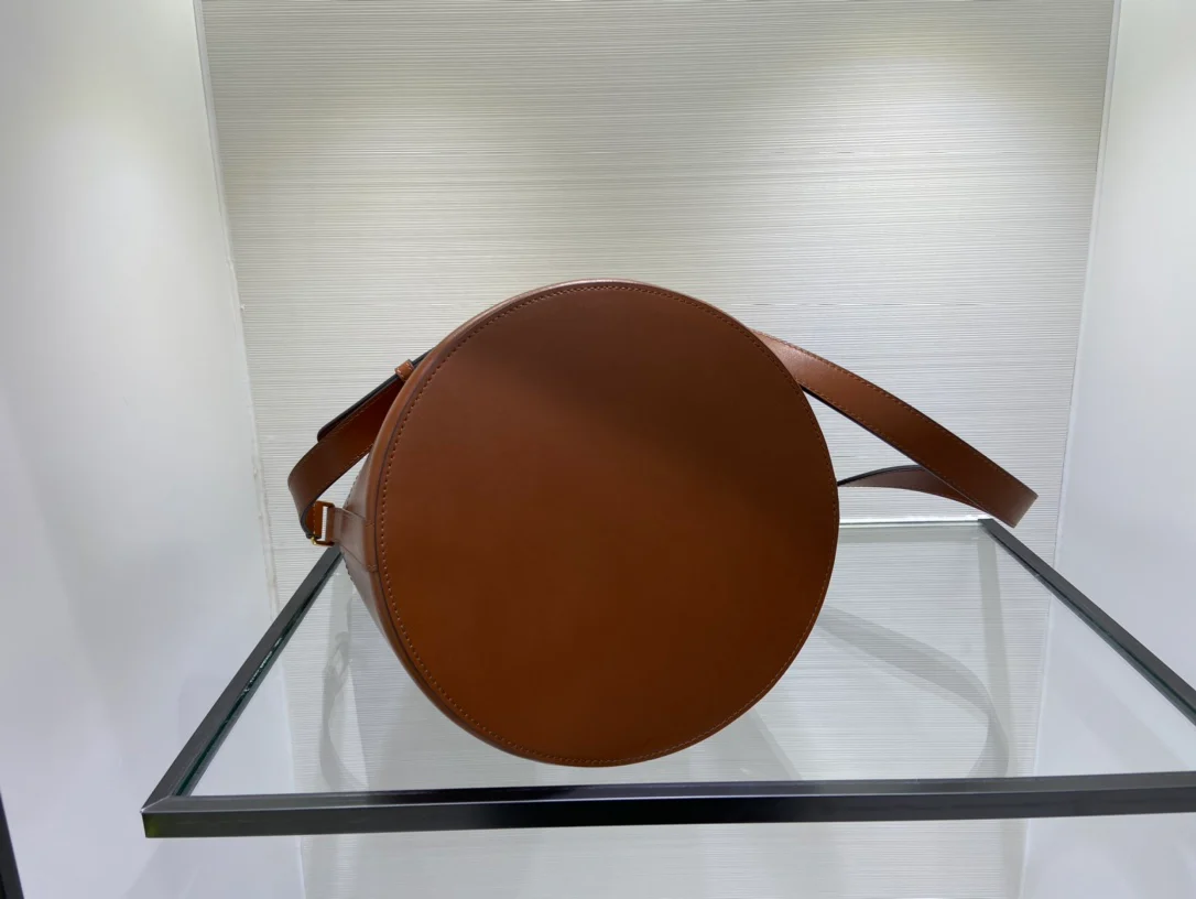 сумка-ведро Celine из коровьей кожи с ремешком Майолло и триумфом