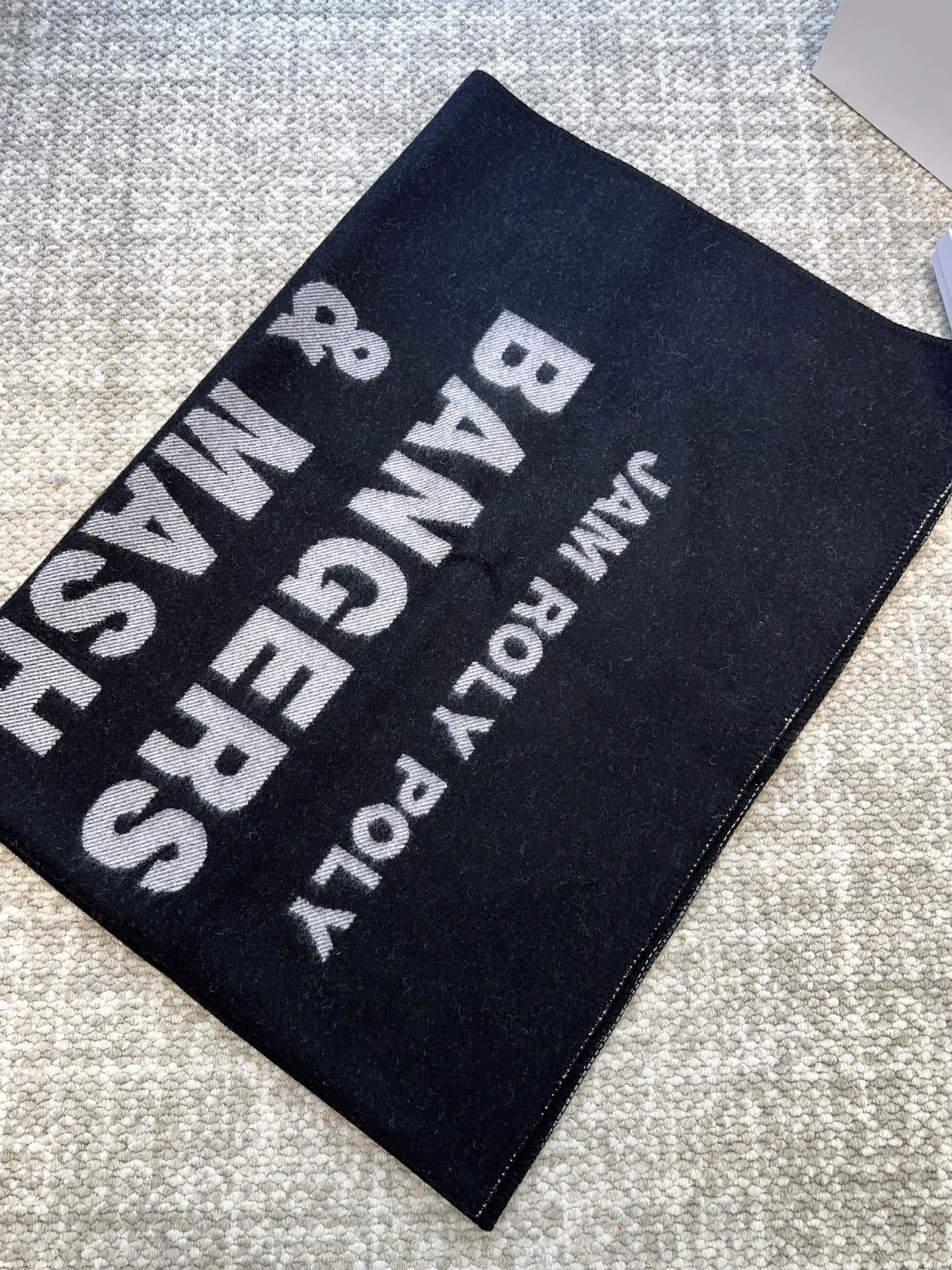 Плед-шаль Celine 2024 в форме текста