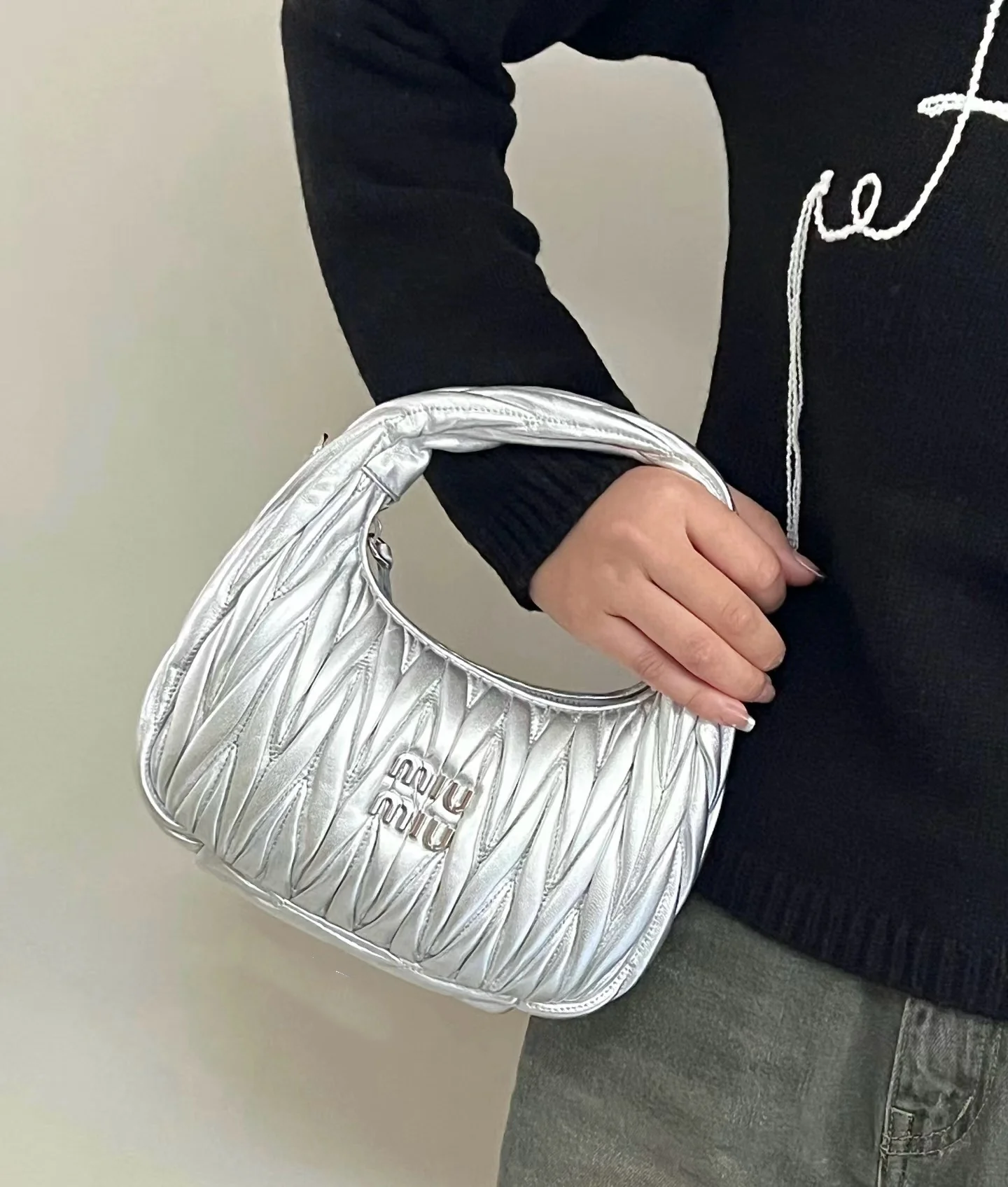 Сумка Miu Miu Wander — маленькая, из овечьей кожи — серебристая — Носите и делитесь