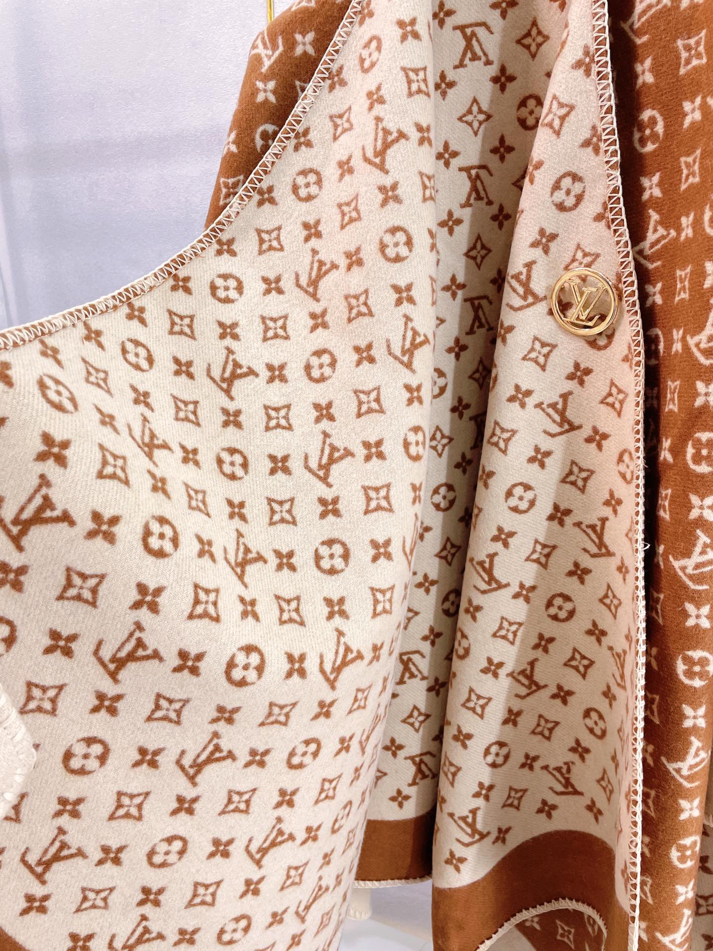 LV - Шаль - с металлической пряжкой - смесь шерсти, шелка и кашемира - 137-152 см