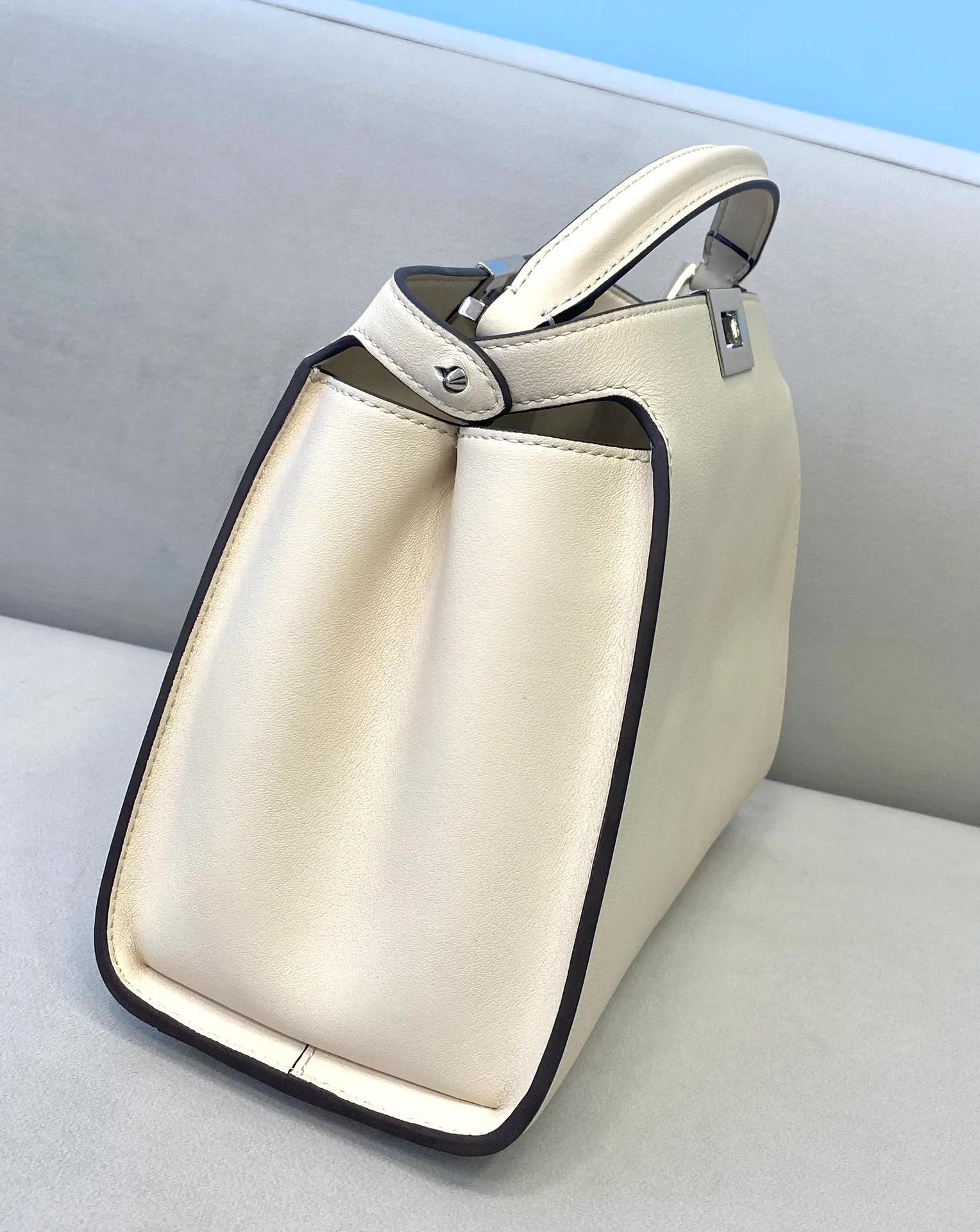 Маленькая белая кожаная сумка Fendi Peekaboo - 1