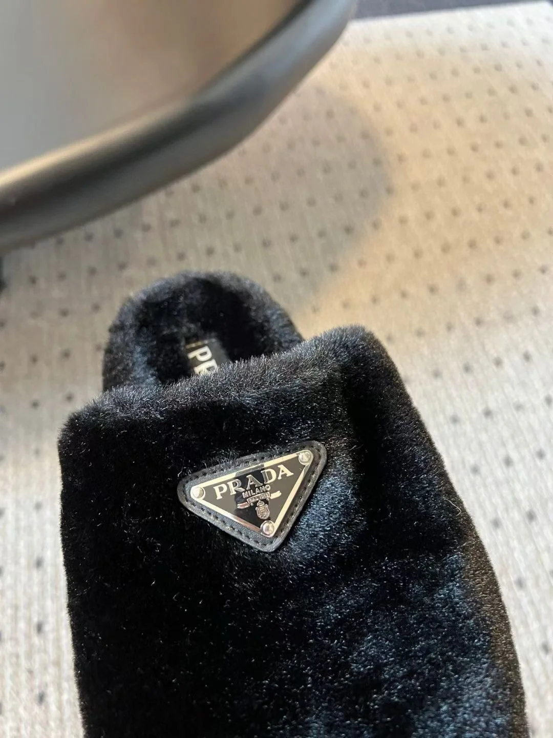 Новинка сезона осень/зима 2023 от Prada - Меховые тапочки с мыском - Черные