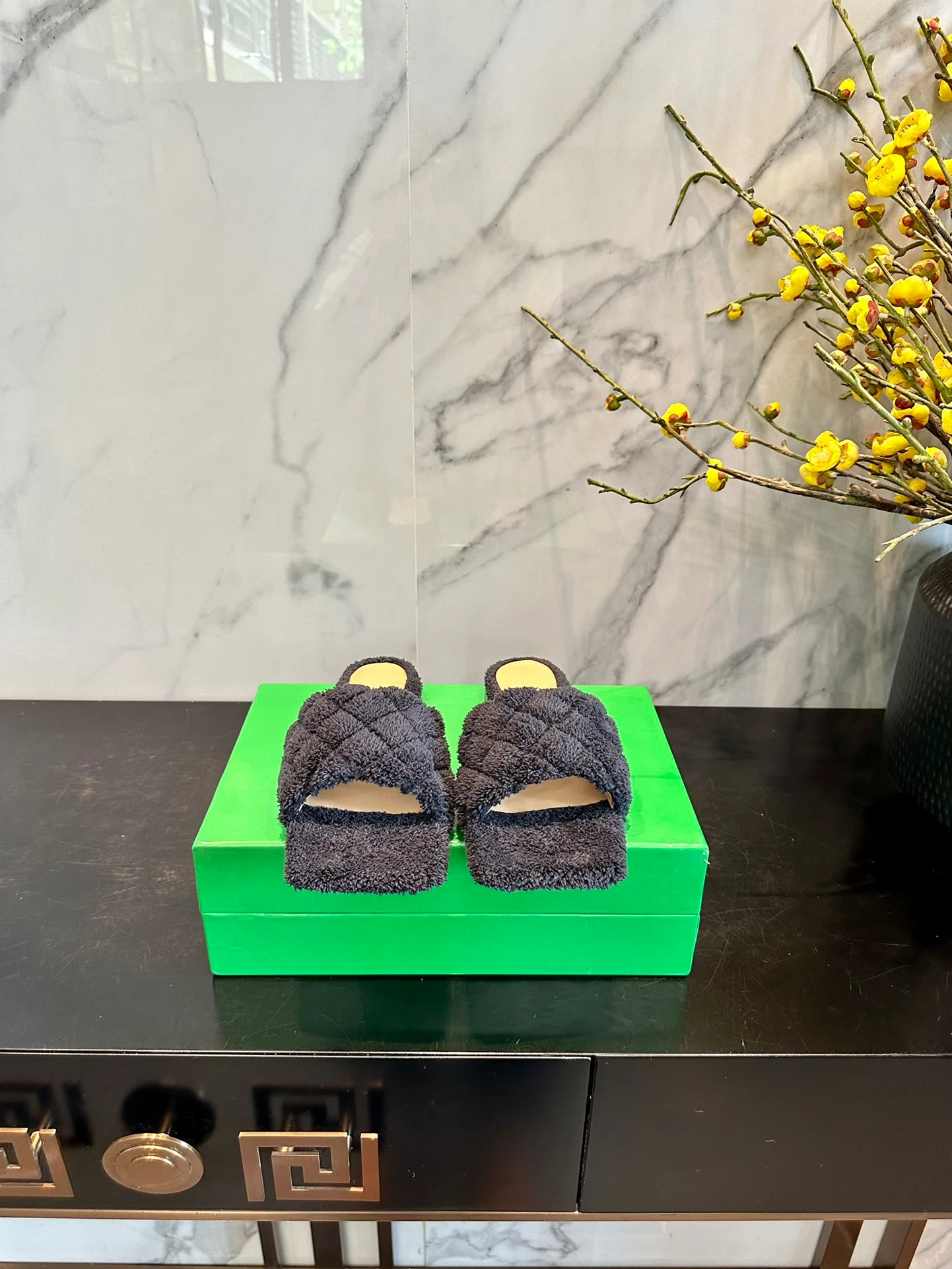 Новинка 2023 года от BV - Серия плюшевых тапочек - Черные