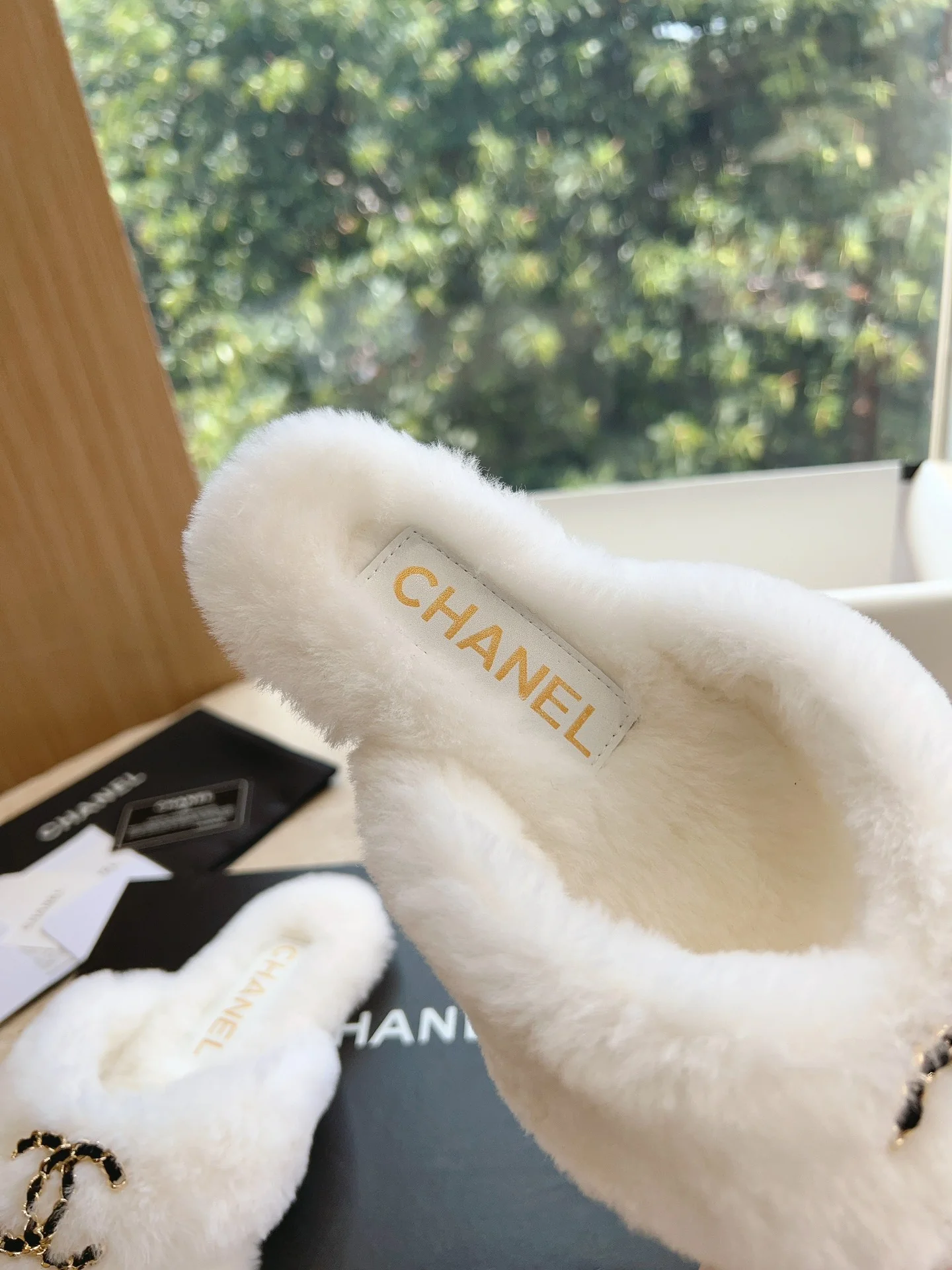 Новинка 2023 года от Chanel - Меховые шлепанцы - Белые