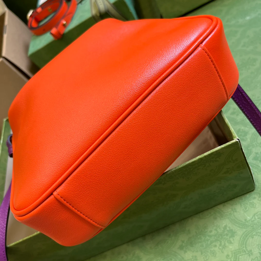 Маленькая сумка через плечо Gucci Diana из серии Diana - красная.