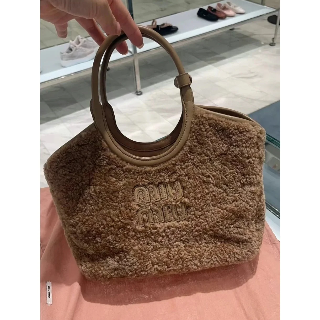 Сумка-тоут Miu Miu Ivy — на фото.