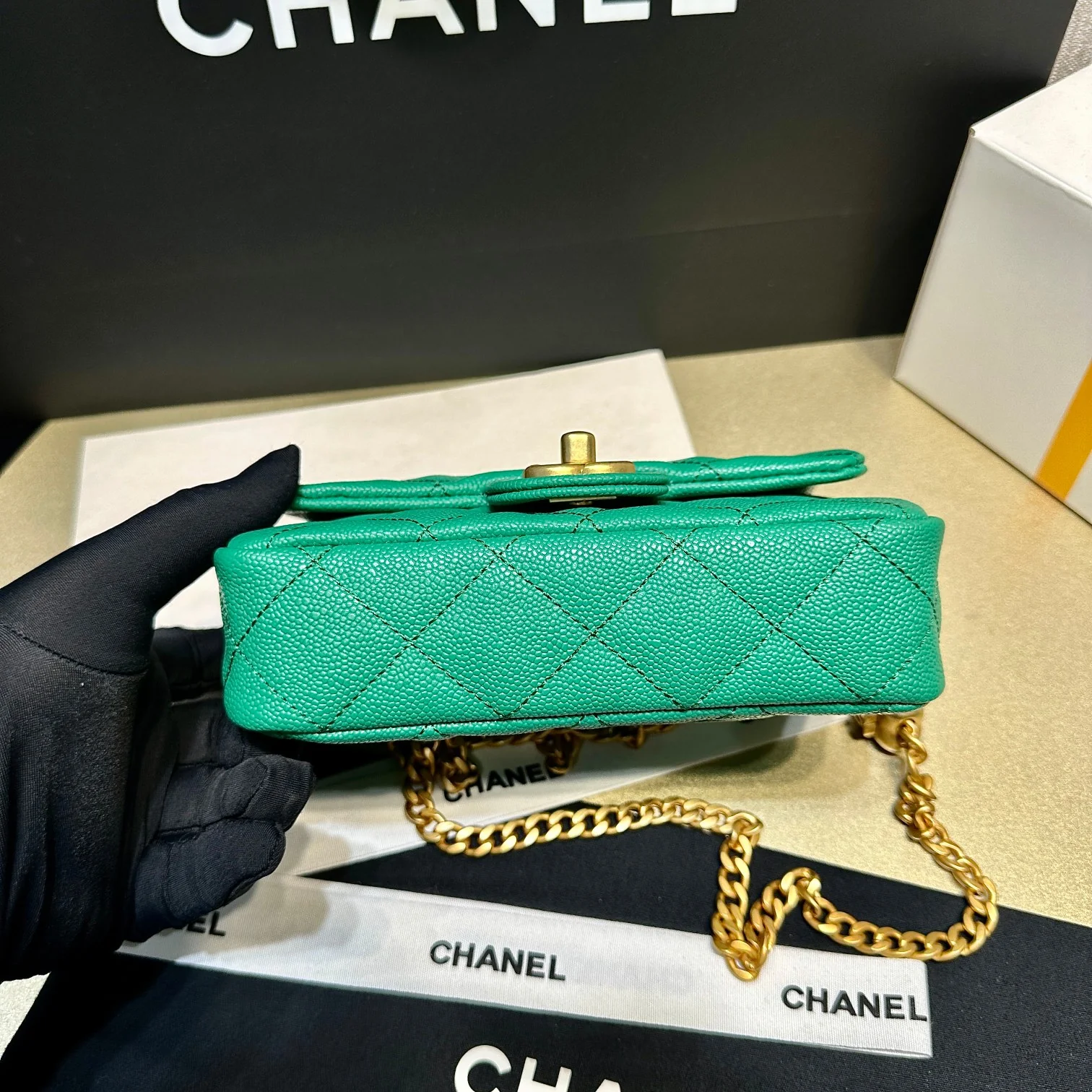 Новинка коллекции Chanel Весна/Лето 2023 - Сумка CF в форме сердца с регулируемой пряжкой и цепочкой - Телячья кожа с текстурой 