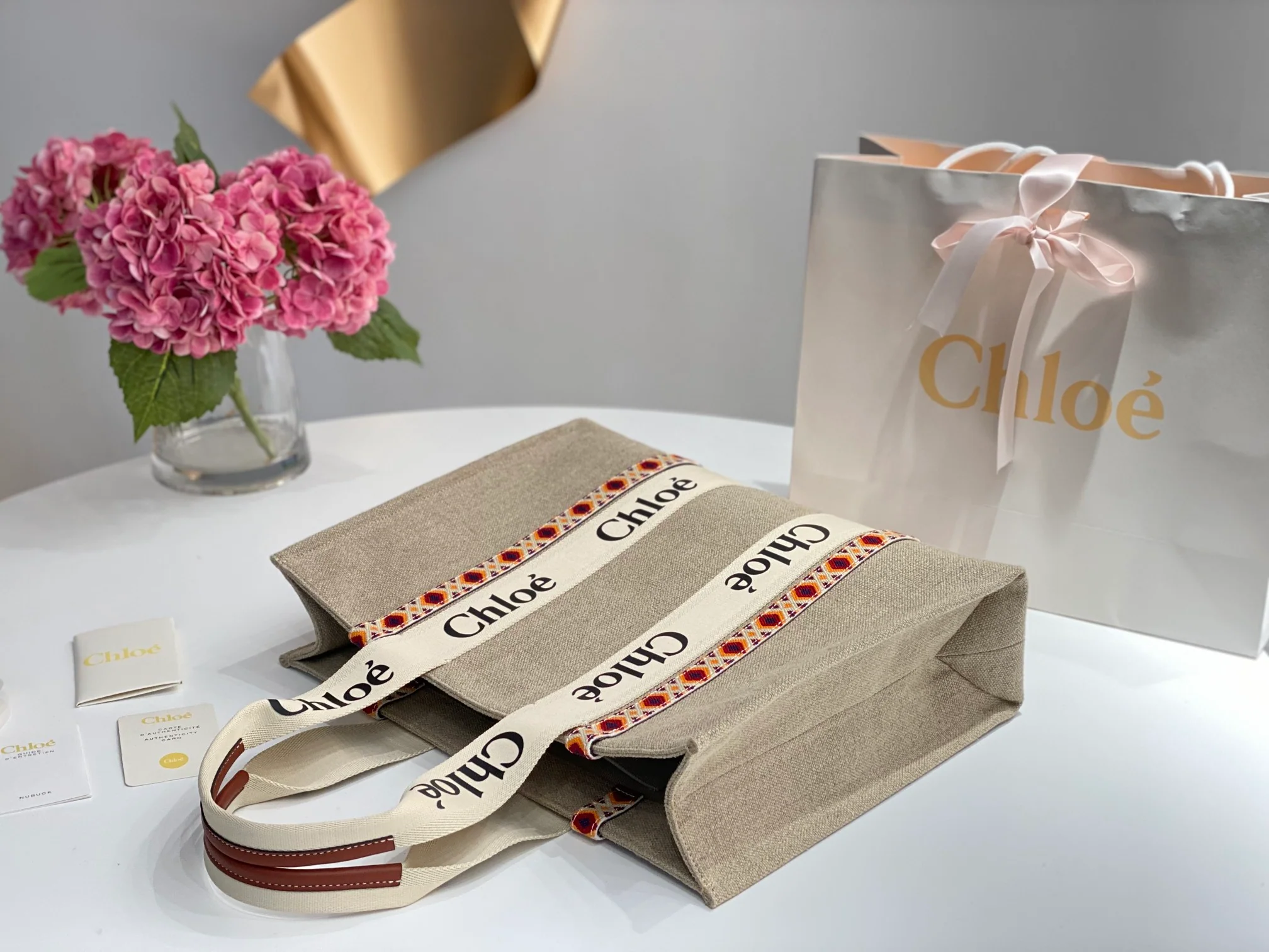 Новинка сезона весна/лето 2022 от Chloe - Сумка-тоут Woody - Большая - Коричневый с ромбовидным узором