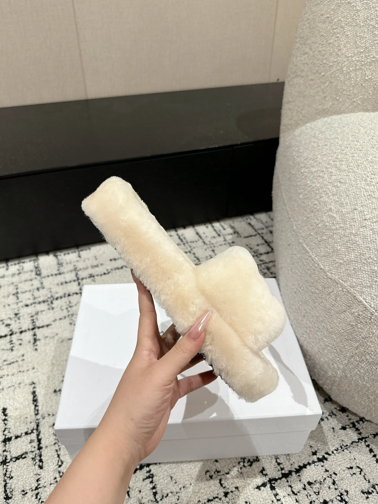 Celine 2024 - Белые меховые тапочки