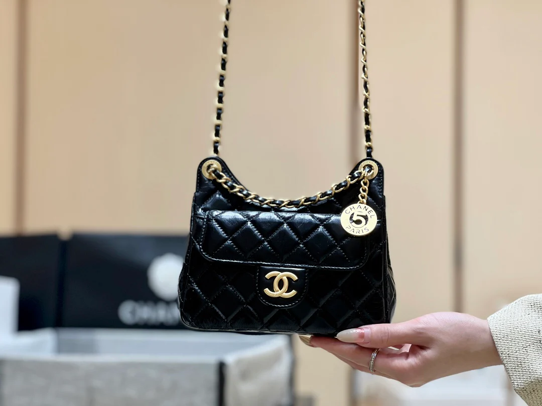 Сумка-хобо Chanel 23c из коллекции ?Ранняя весна? — черная кожа, обработанная маслом.