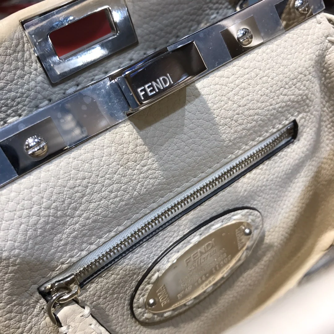 Мини-сумочка Fendi Peekaboo из белой кожи