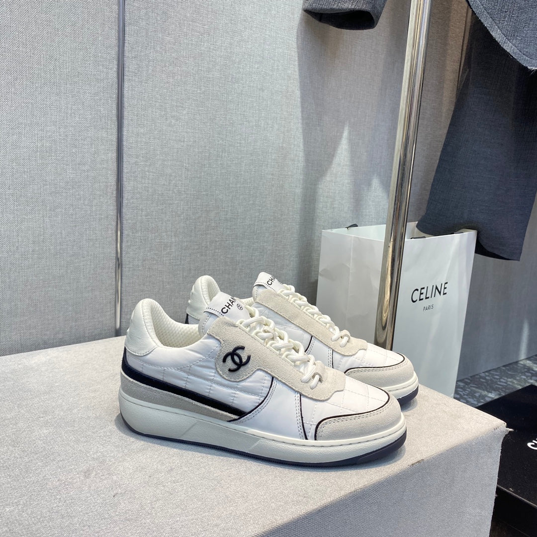 Коллекция Chanel ?Ранняя весна 2023? — повседневные кроссовки со стразами — белые.