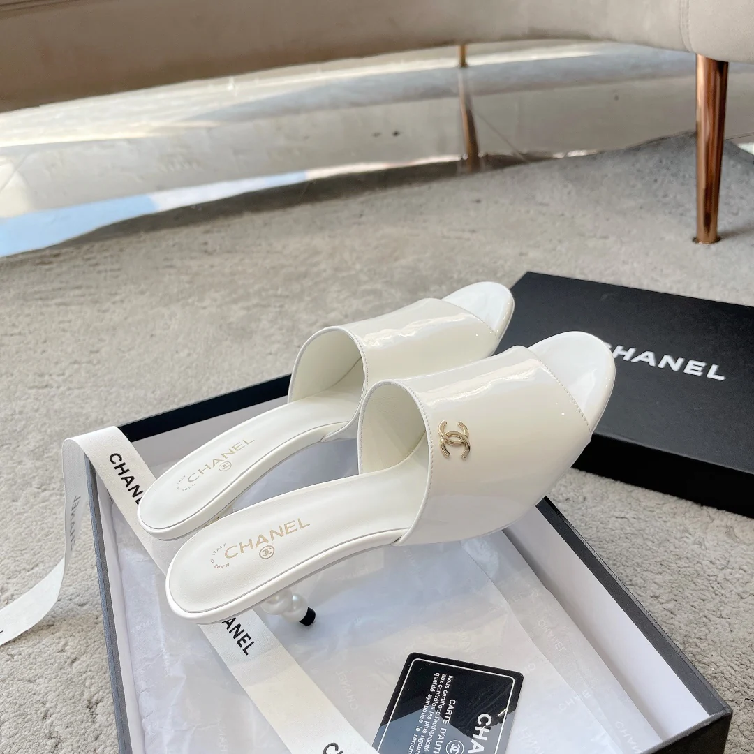 Новинка сезона весна/лето 2023 от Chanel - Босоножки на среднем каблуке с жемчужным верхом - Белые