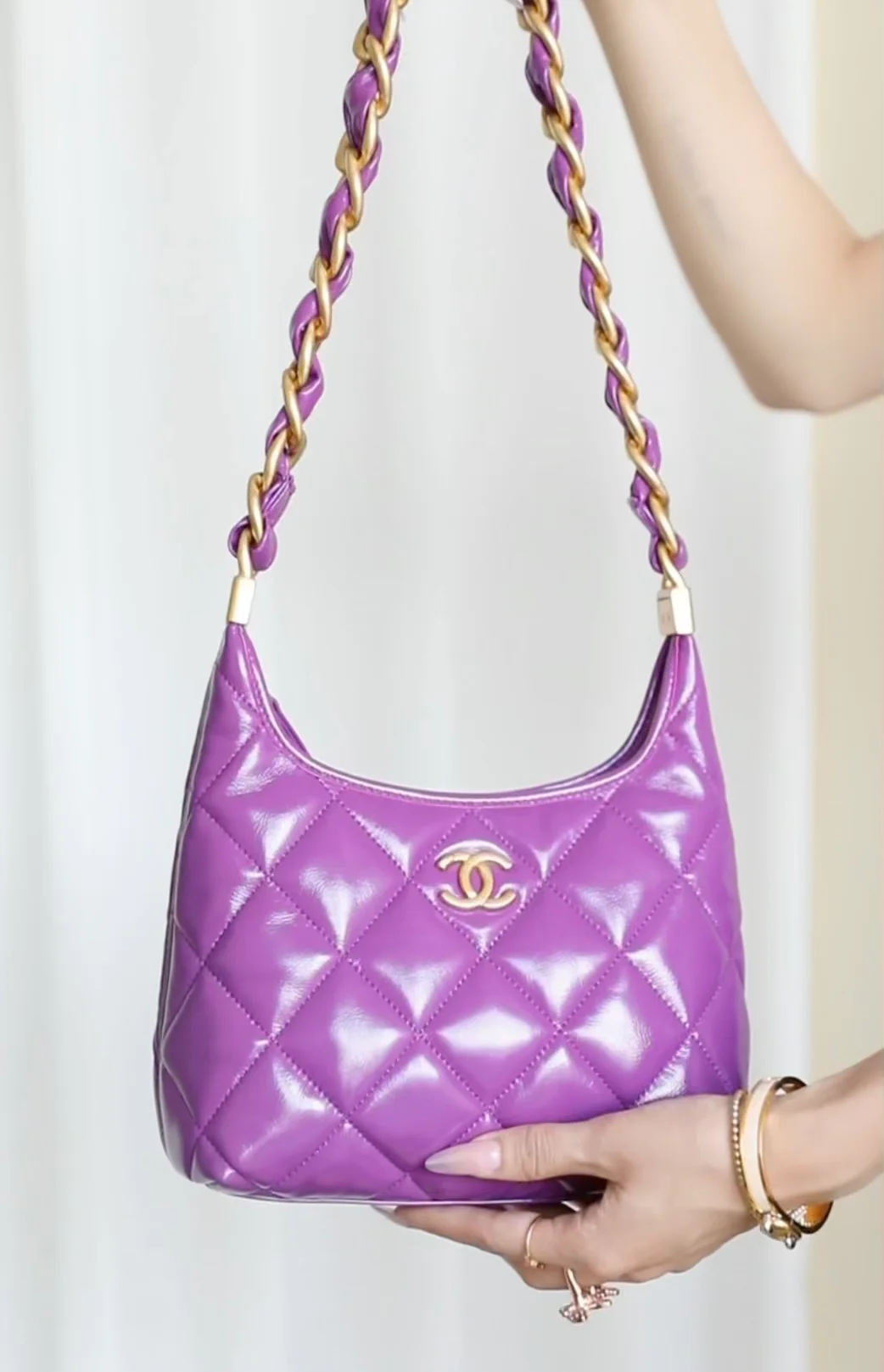 Сумка Chanel 24a Métiers d'Art из глянцевой овечьей кожи, маленькая, фиолетовая.