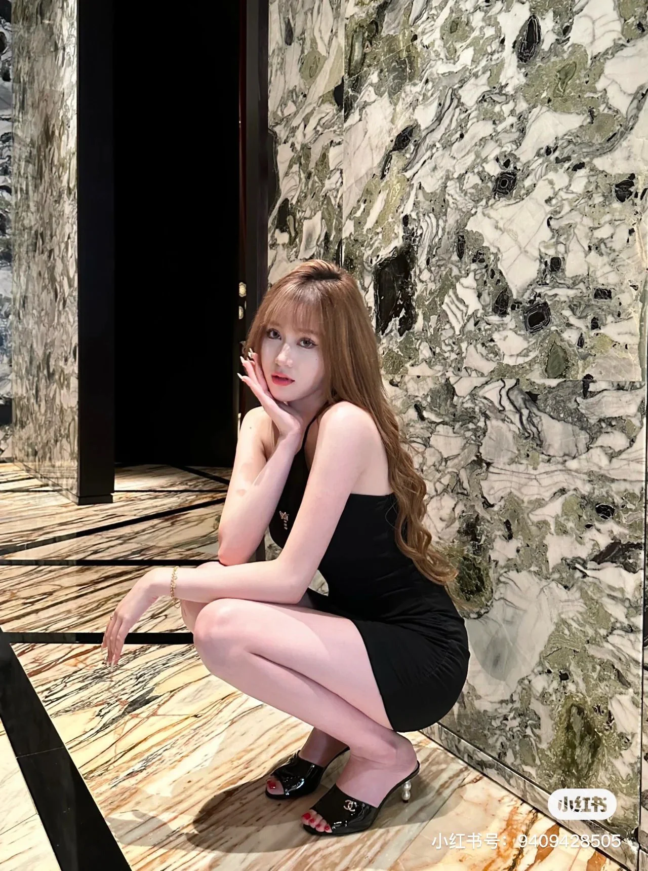 Новинка сезона весна/лето 2023 от Chanel - Босоножки на среднем каблуке с жемчужным верхом - Черные