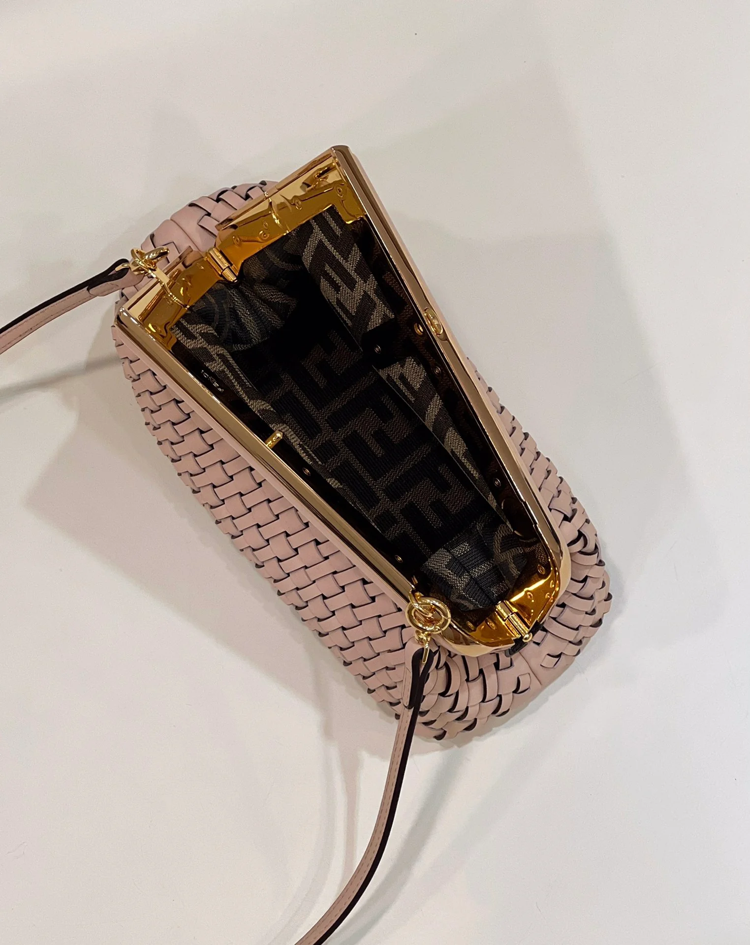 Сумка Fendi First, маленькая, розовая, из плетеной овечьей кожи.