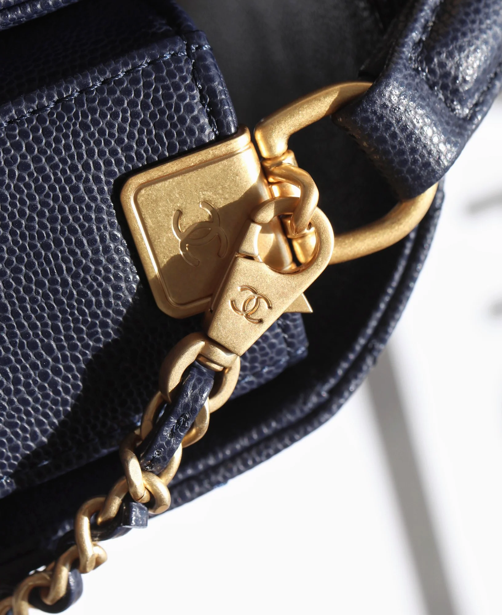 Сумка Chanel Medium Handle Flap Bag - синяя