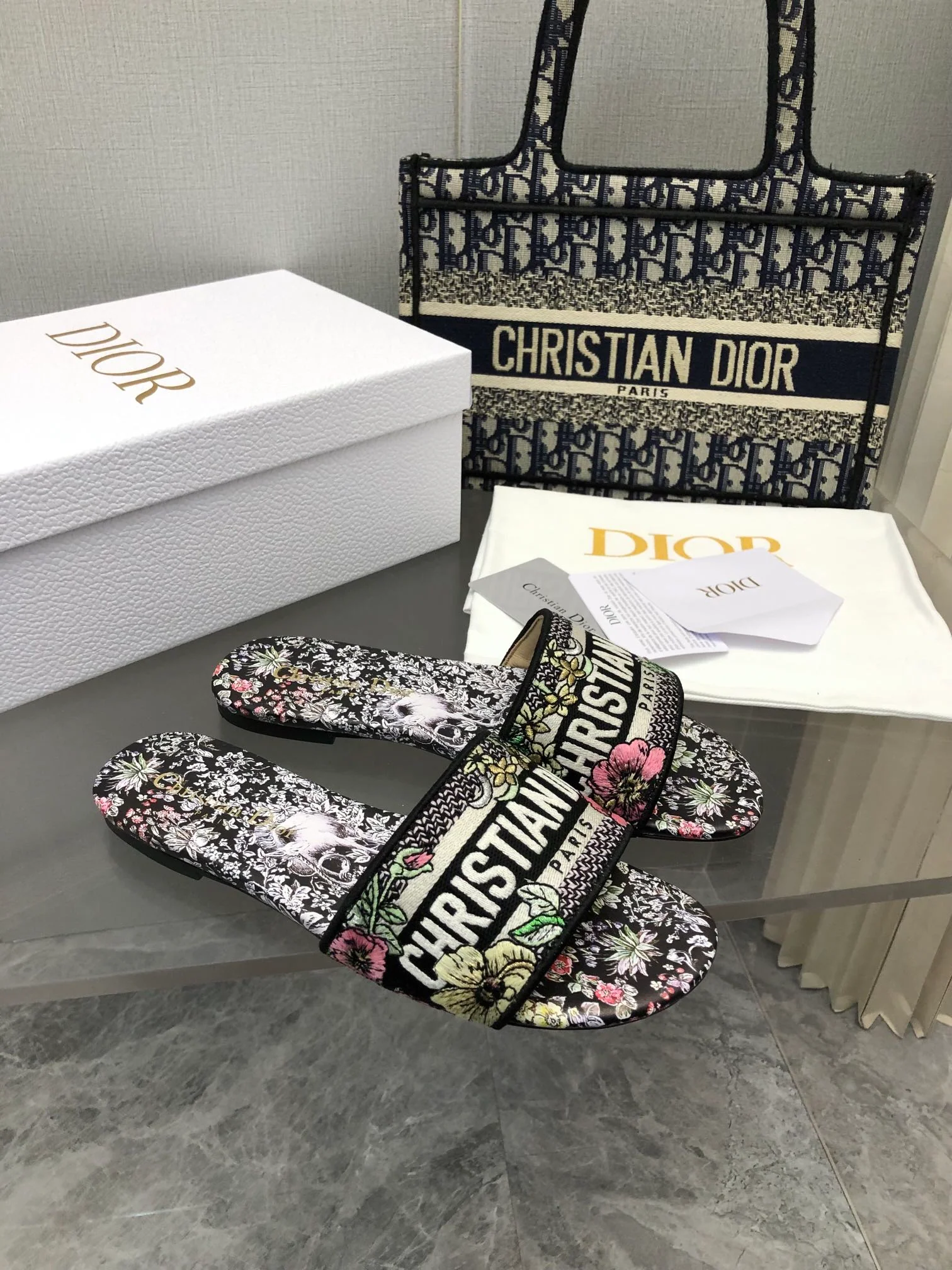 Тапочки Dior 2024 с цветочной вышивкой - черные