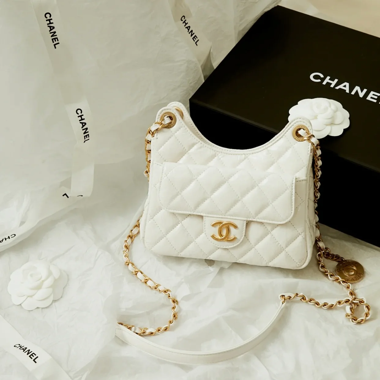 Коллекция Chanel ?Ранняя весна 2023? — сумка-хобо в стиле хиппи — маленькая — белая — 1 шт.