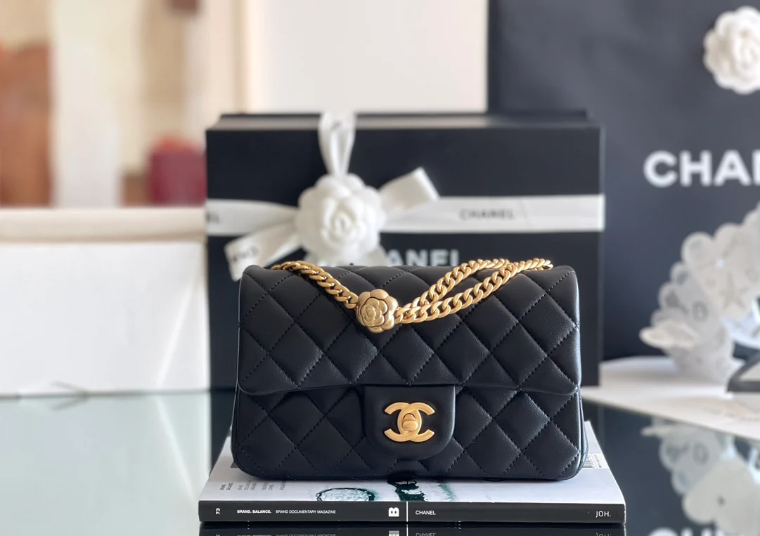 Сумка Chanel Camellia Buckle CF Square Fat Bag весна/лето 2023 — черная — 20 см