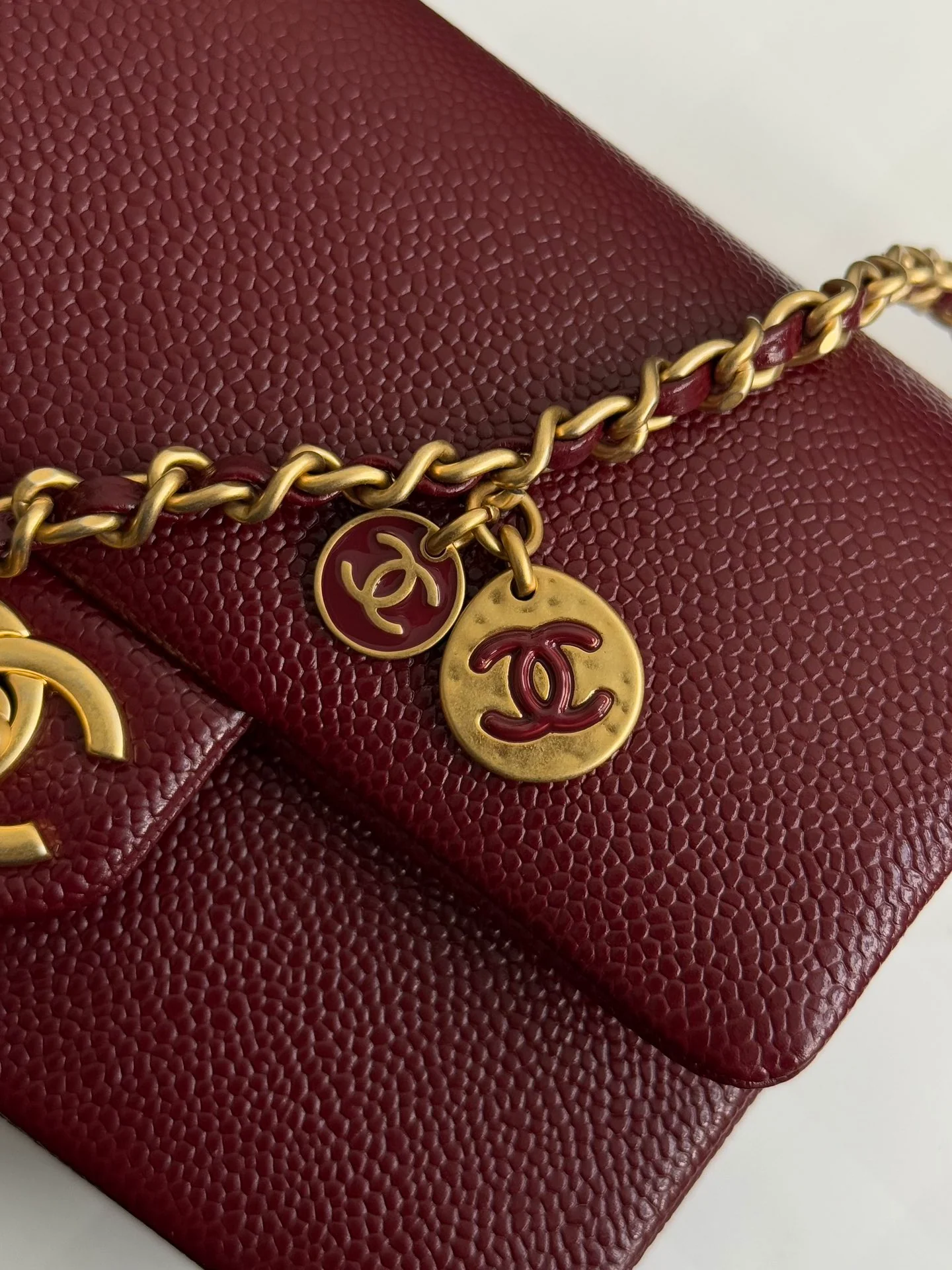 Маленькая сумка Chanel с клапаном (без стеганой отделки) - бордовая.