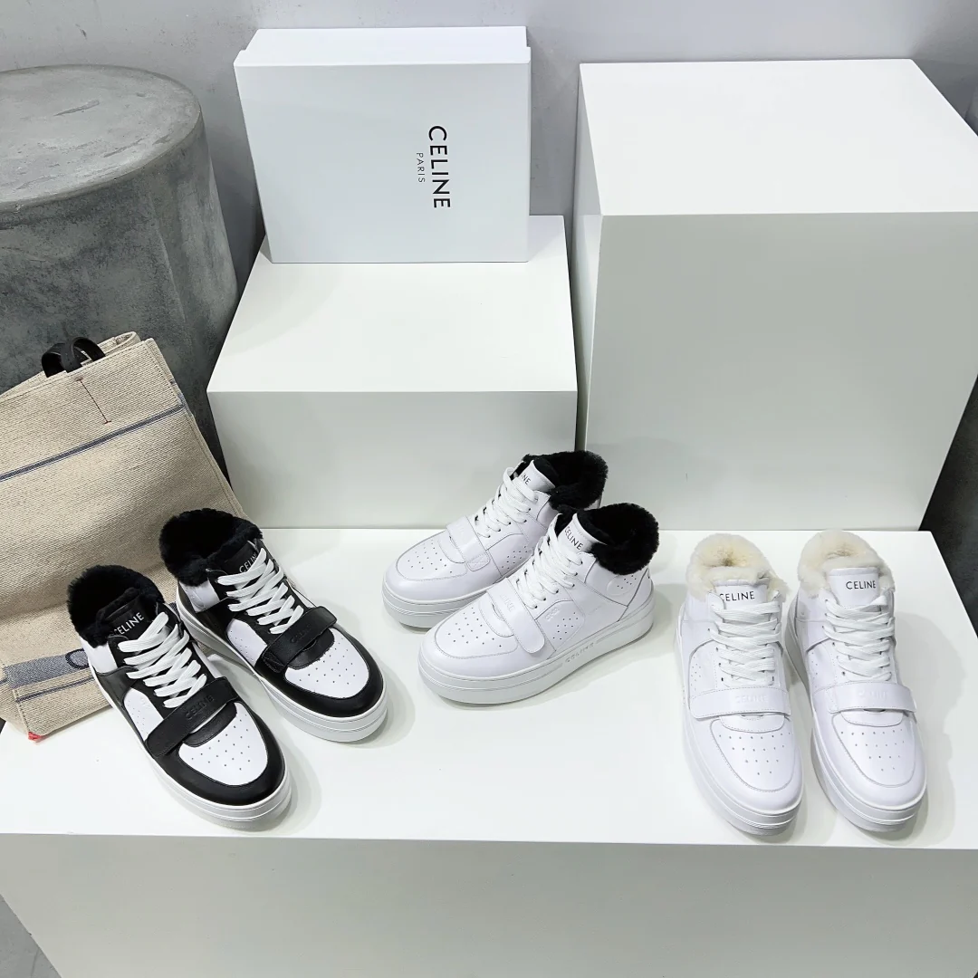 Новинка осенне-зимней коллекции Celine 2022 — высокие кеды на платформе с меховой отделкой — черные.