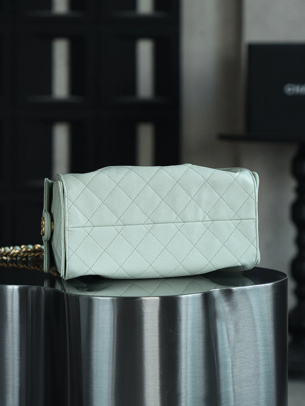 Сумка-хобо Chanel 25c Hippie, маленькая, мятно-зеленая, с золотой пряжкой.