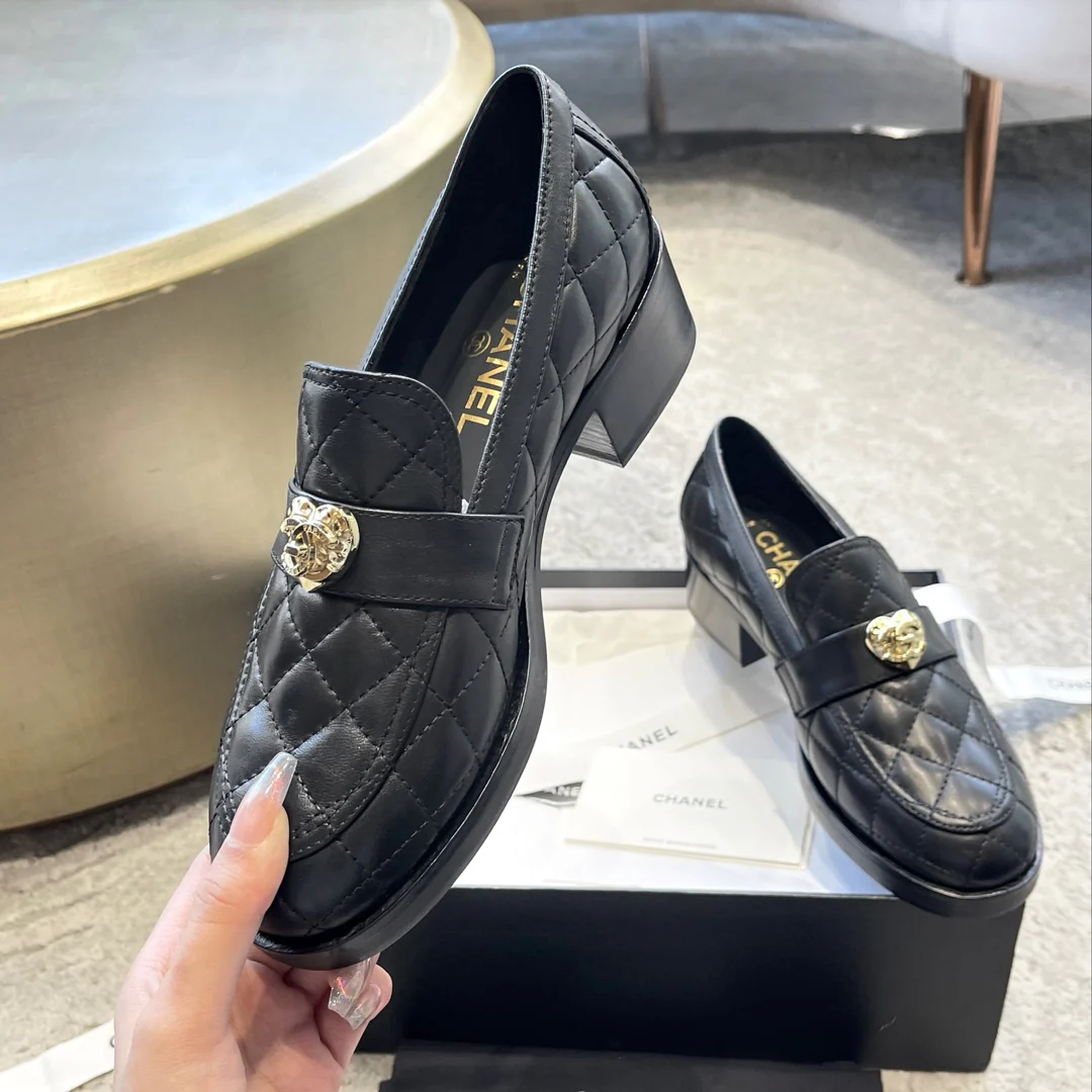 Новинка сезона весна/лето 2023 от Chanel — массивные лоферы в форме сердца с пряжкой.