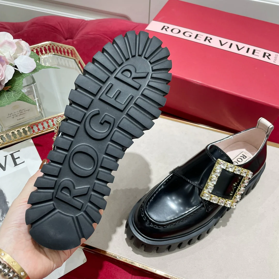 Лоферы из лакированной кожи с пряжками