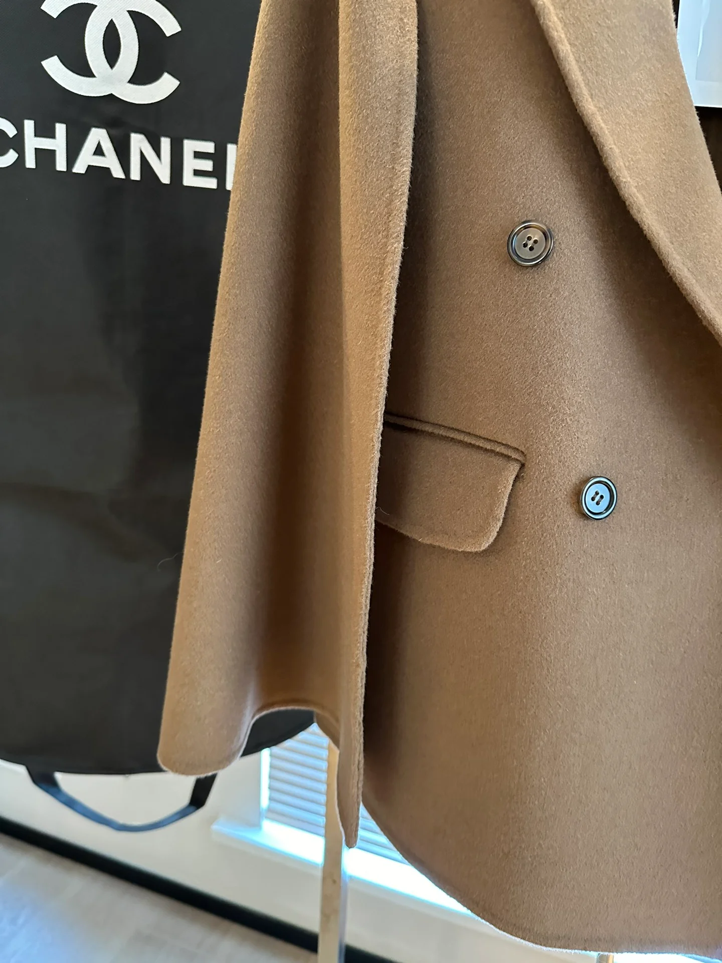 Chanel 2403 - Элегантный шерстяной костюм с дорогой накидкой - Коричневый