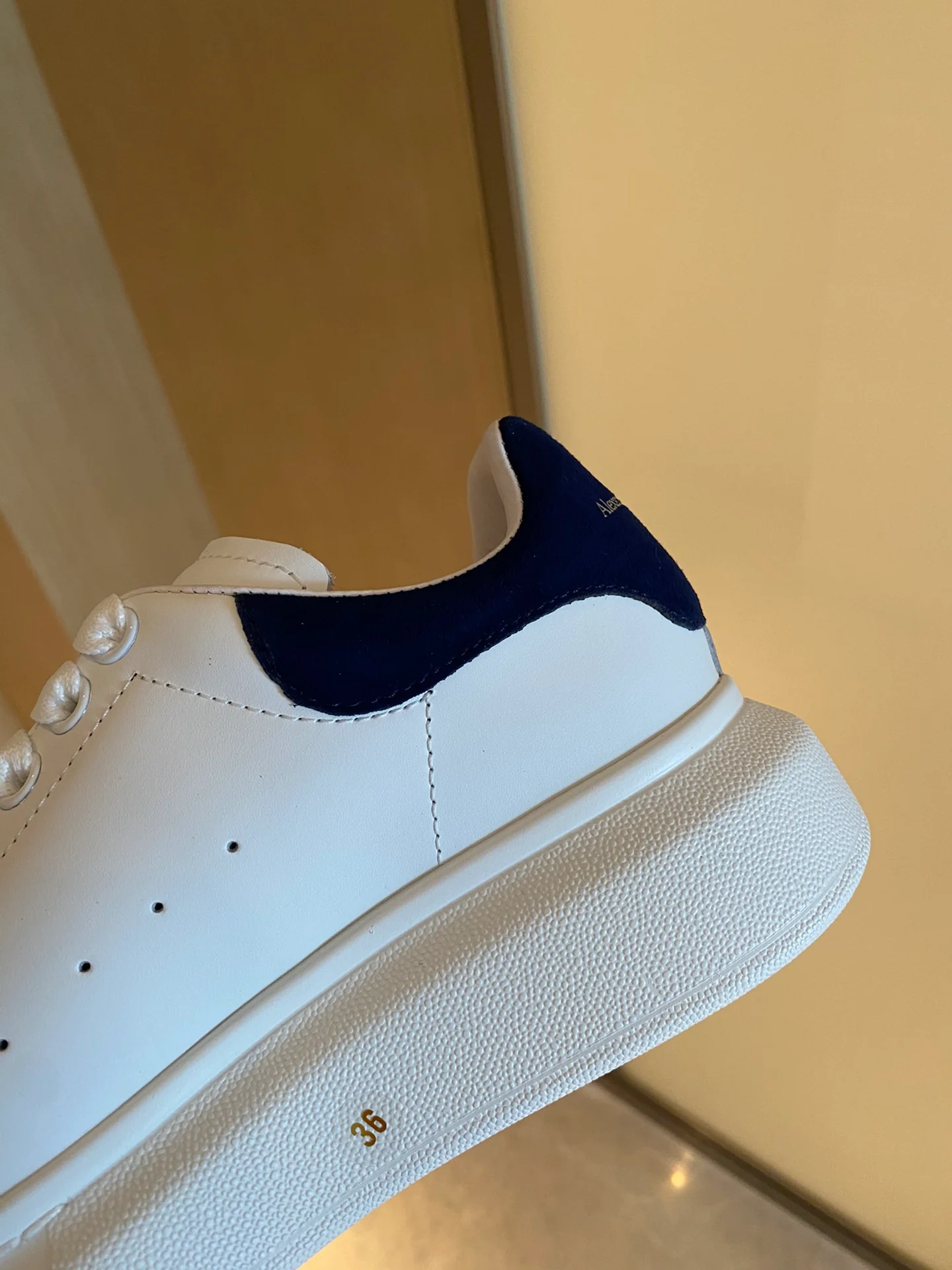 Классические белые кроссовки McQueen с замшевой подошвой и темно-синим каблуком