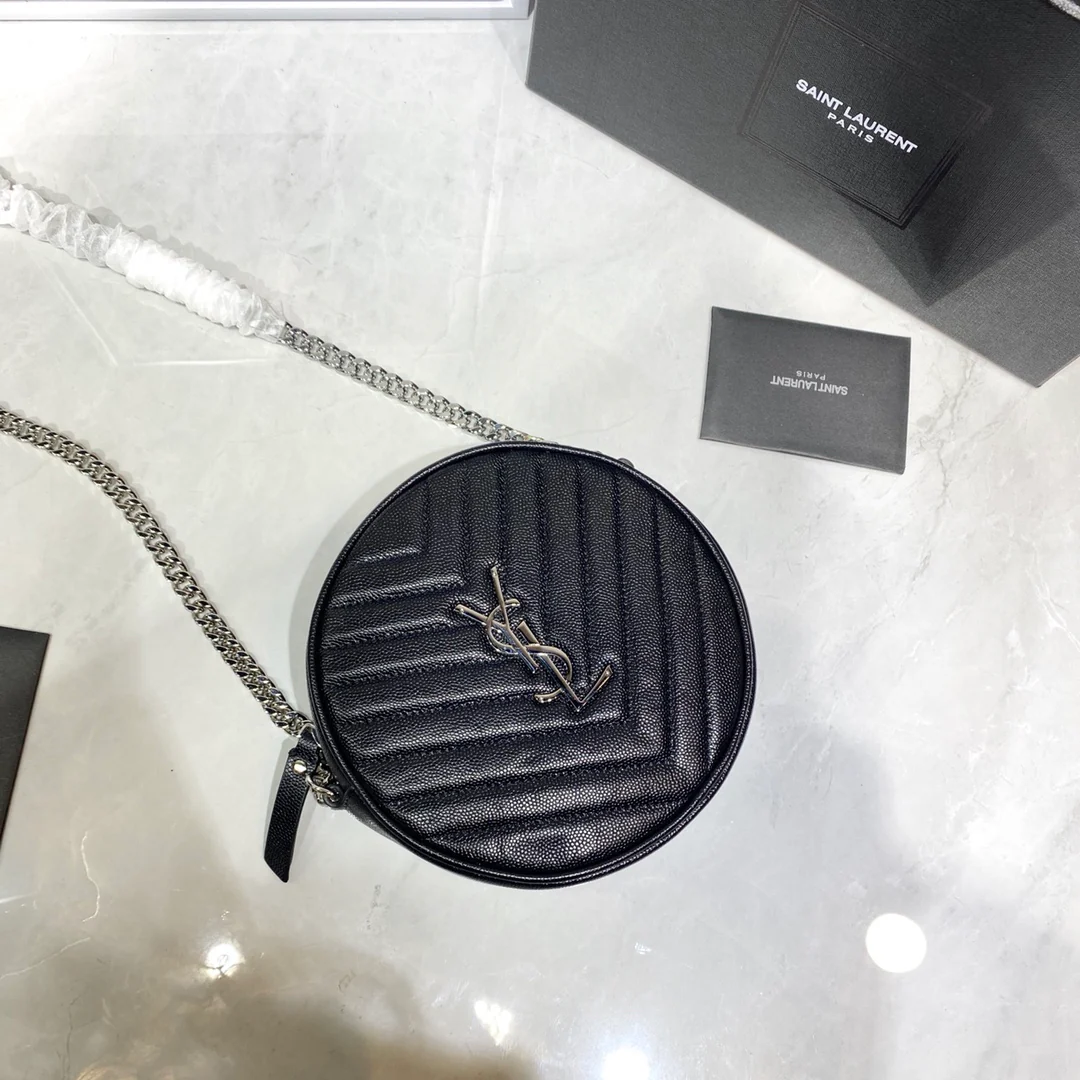 Маленькая круглая сумка YSL Vinyle - черная с серебристой фурнитурой.