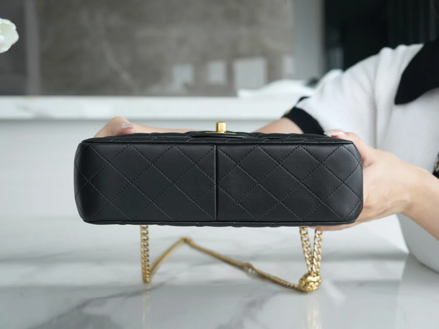 Коллекция Chanel Весна/Лето 2023 - Сумка с регулируемой пряжкой Camellia - CF Flap Bag - Черная - Маленькая