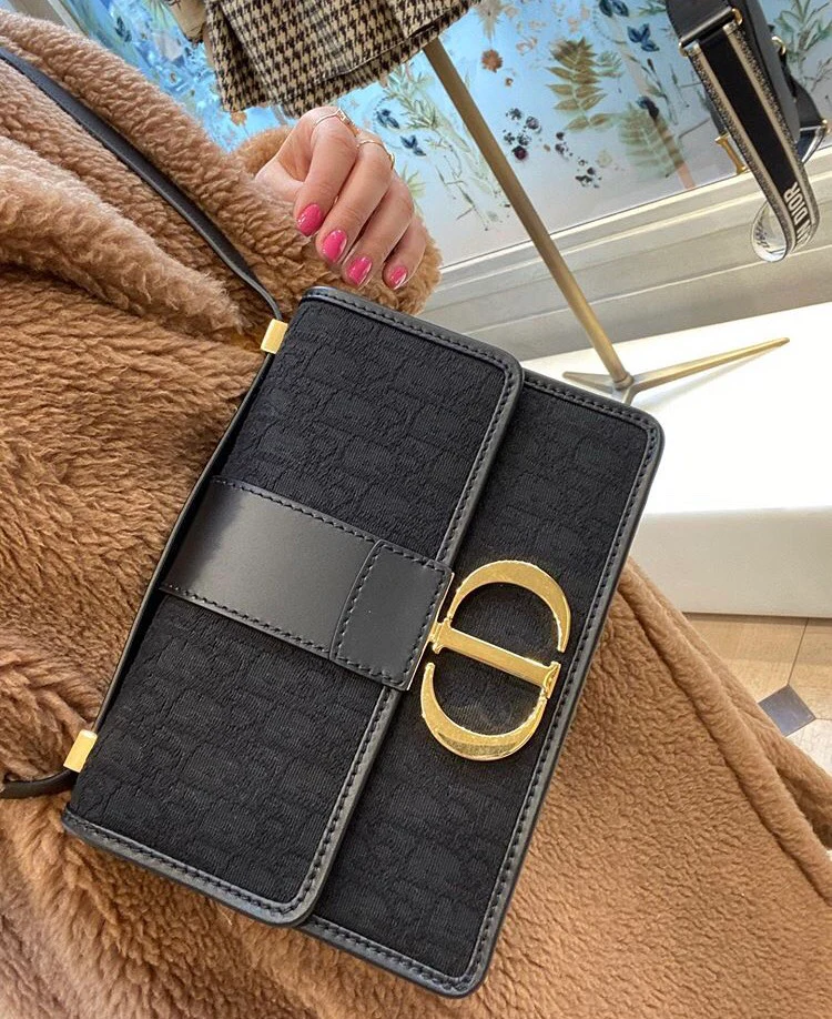 Часы Dior Montaigne серии 30, 24 см, золотистая фурнитура, черная вышивка.